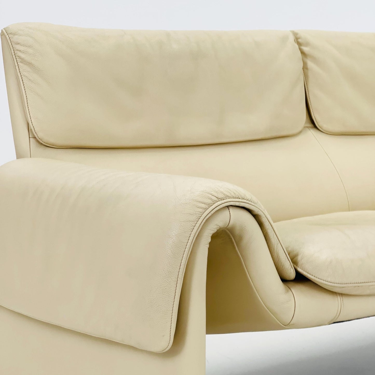 Mid-Century De Sede DS-2011/01 Cream white leather 2 seats -sofa , 2011 Switzerland
