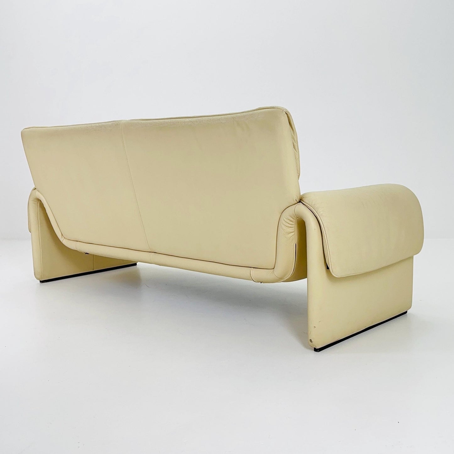 Mid-Century De Sede DS-2011/01 Cream white leather 2 seats -sofa , 2011 Switzerland