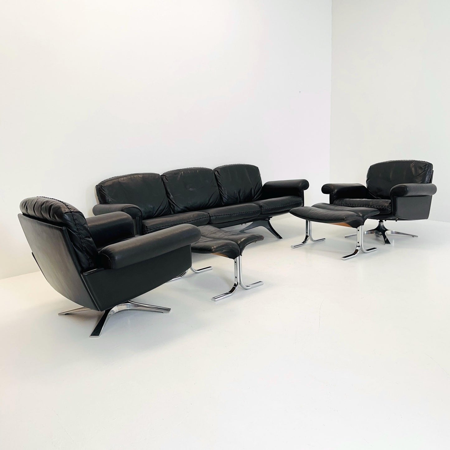 Mid Century De Sede "DS-31" 3-seater sofa and two armchairs set & ottomans in brown leather, Switzerland 1970s