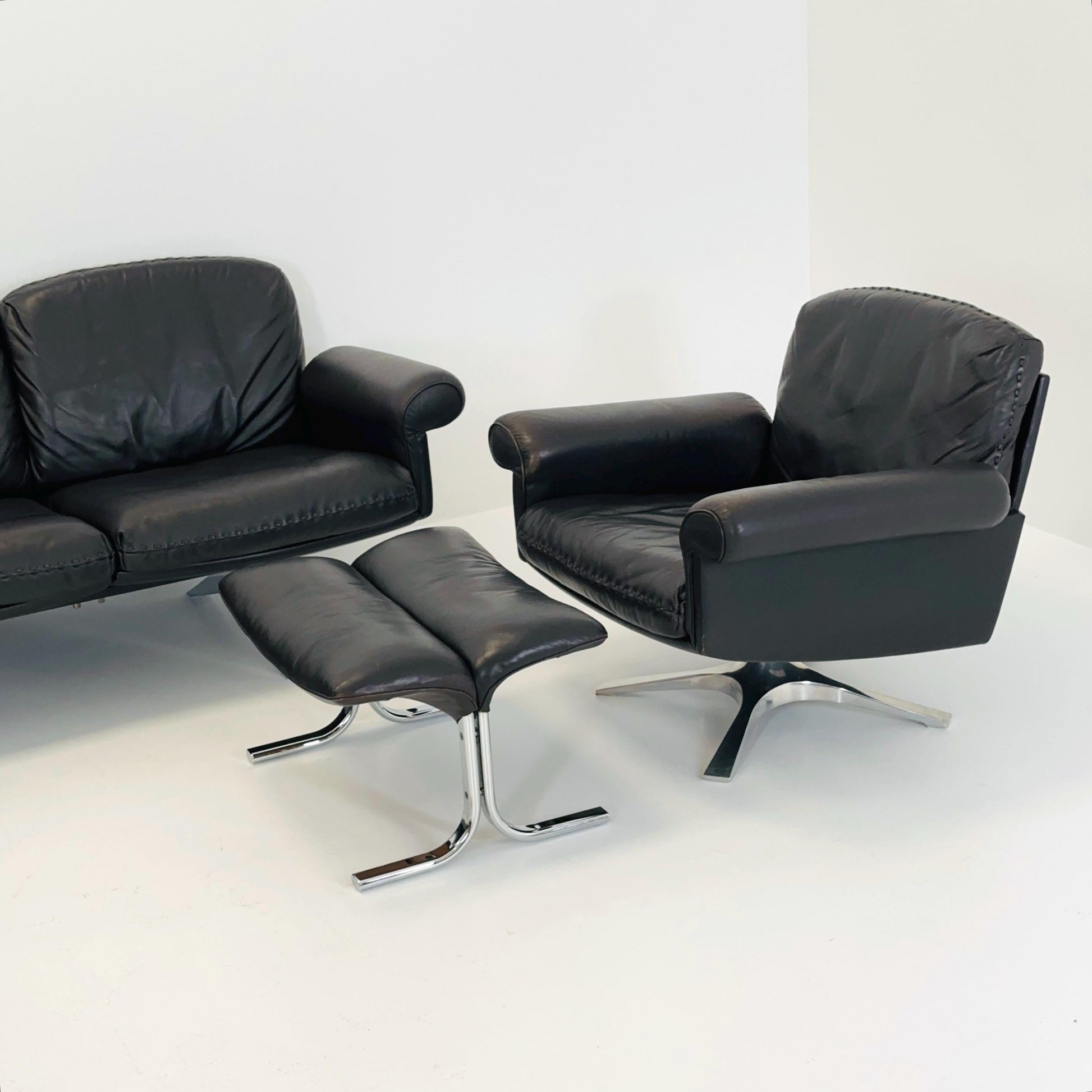Mid Century De Sede "DS-31" 3-seater sofa and two armchairs set & ottomans in brown leather, Switzerland 1970s