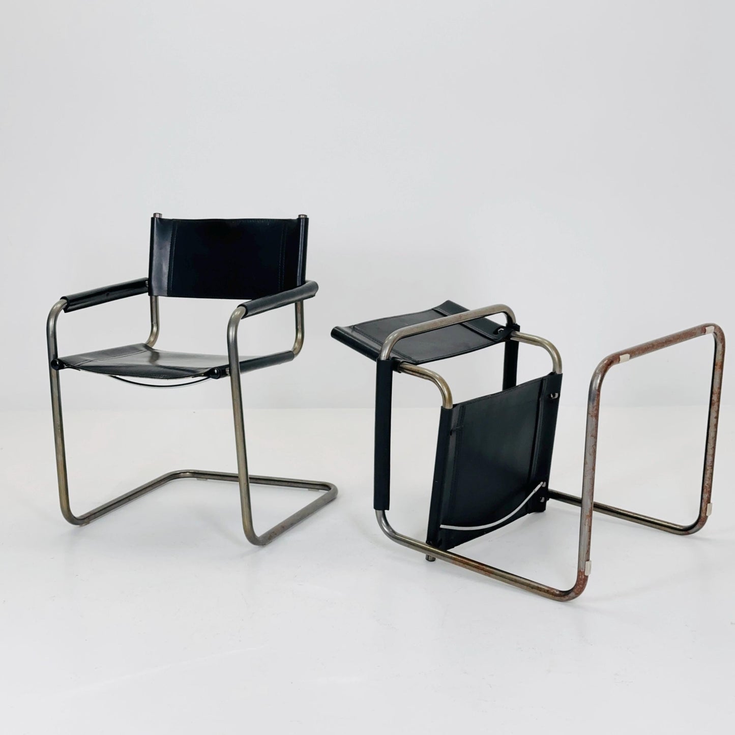 Set of 2 Mid century Bauhaus B34 black leather cantilevered chairs by Mart Stam for Jox Interni italy 1980s