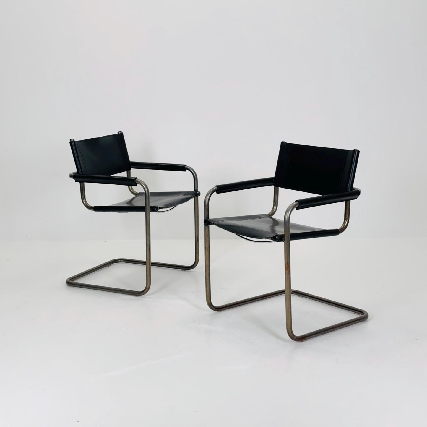 Set of 2 Mid century Bauhaus B34 black leather cantilevered chairs by Mart Stam for Jox Interni italy 1980s