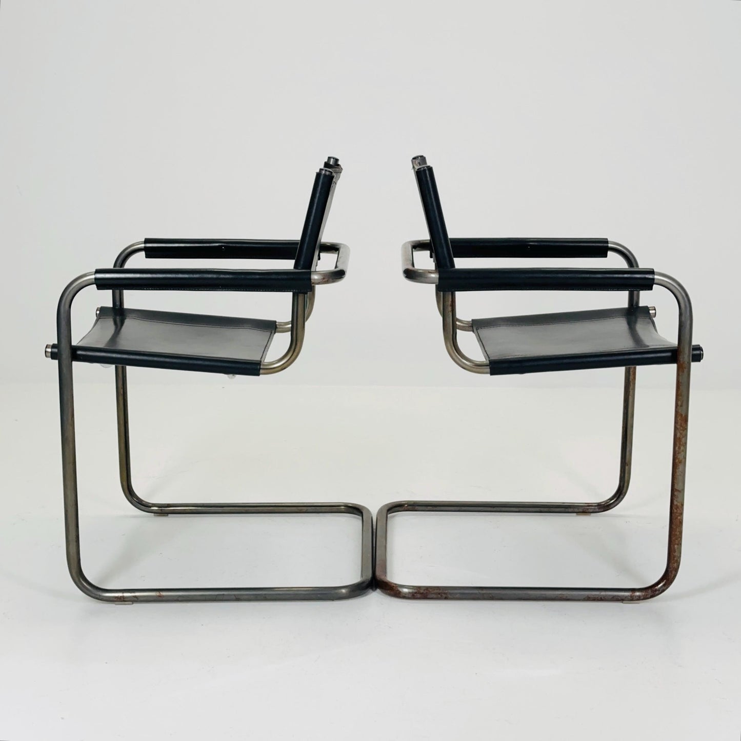 Set of 2 Mid century Bauhaus B34 black leather cantilevered chairs by Mart Stam for Jox Interni italy 1980s