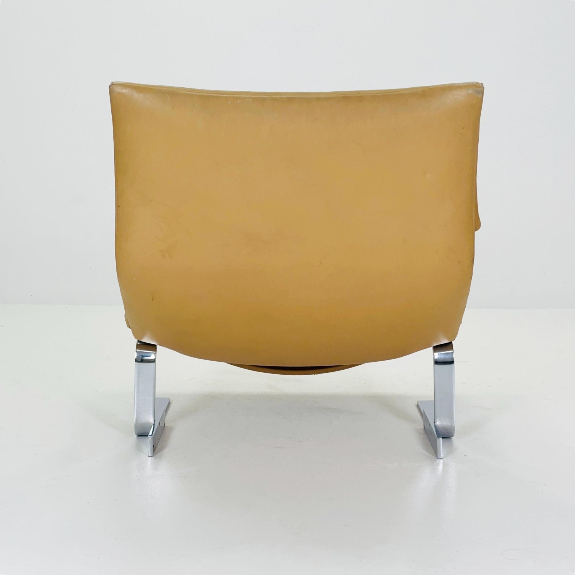 1 of 2 Mid-Century “Wave” Tan leather Lounge Chairs by Giovanni Offredi for Saporiti Italy, 1970s