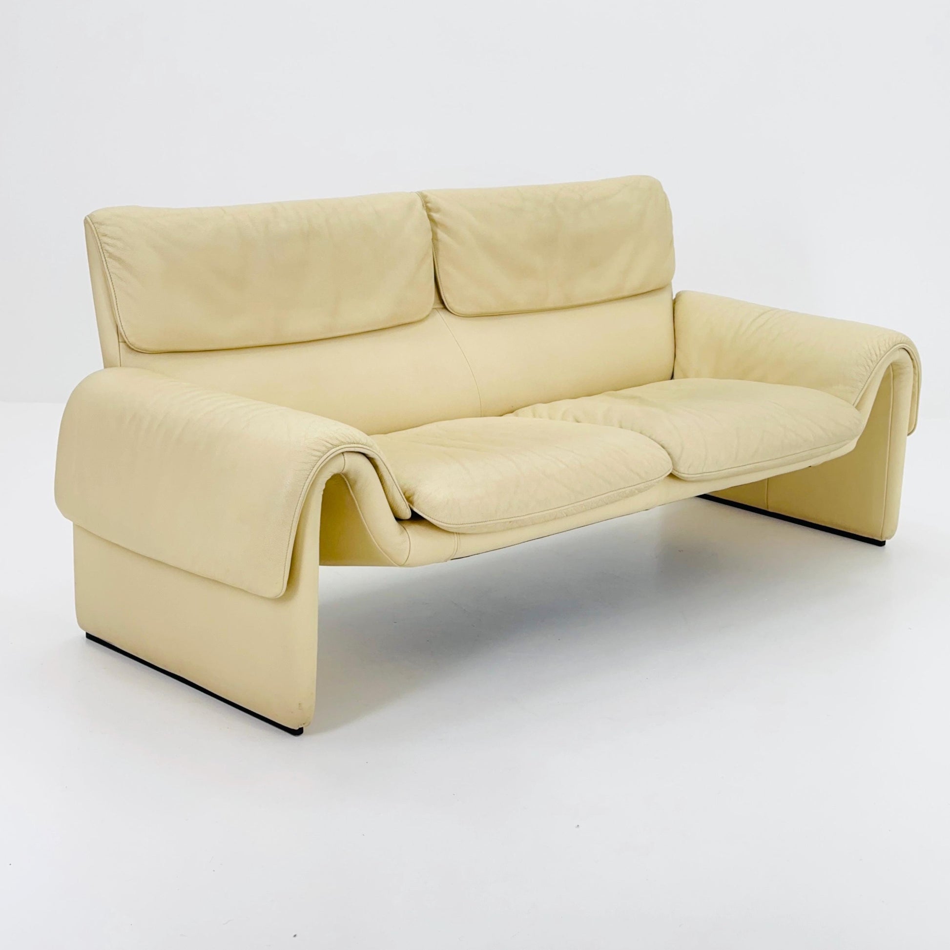 Mid-Century De Sede DS-2011/01 Cream white leather 2 seats -sofa , 2011 Switzerland