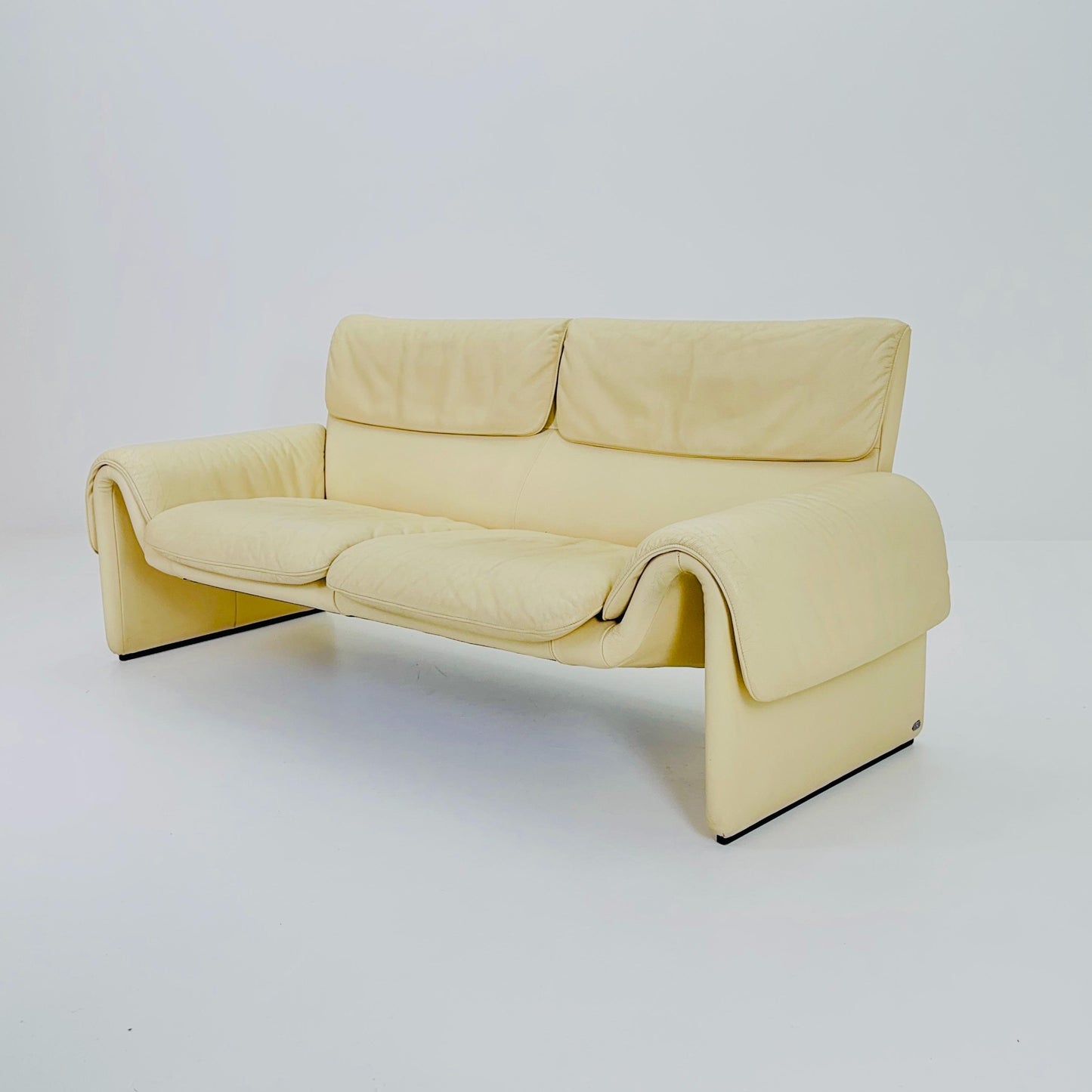 Mid-Century De Sede DS-2011/01 Cream white leather 2 seats -sofa , 2011 Switzerland