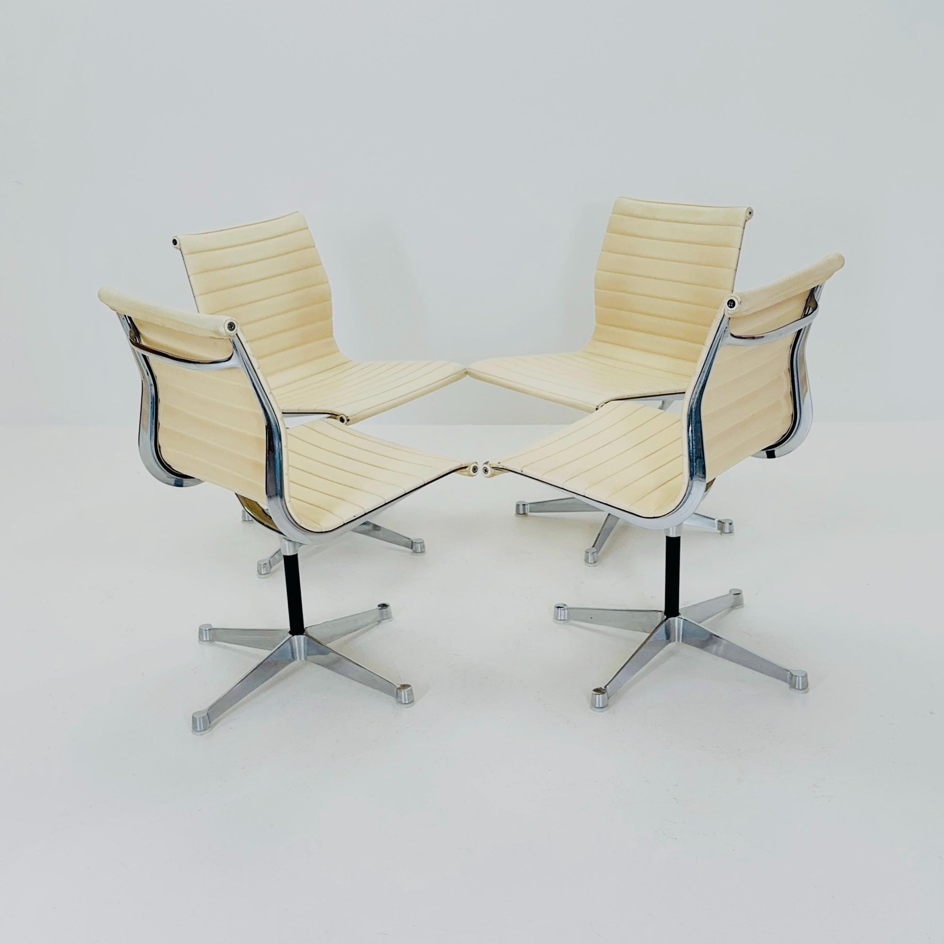 Set of 4 Mid Century EA105 chairs by Charles & Ray Eames for Herman Miller, 1970s USA