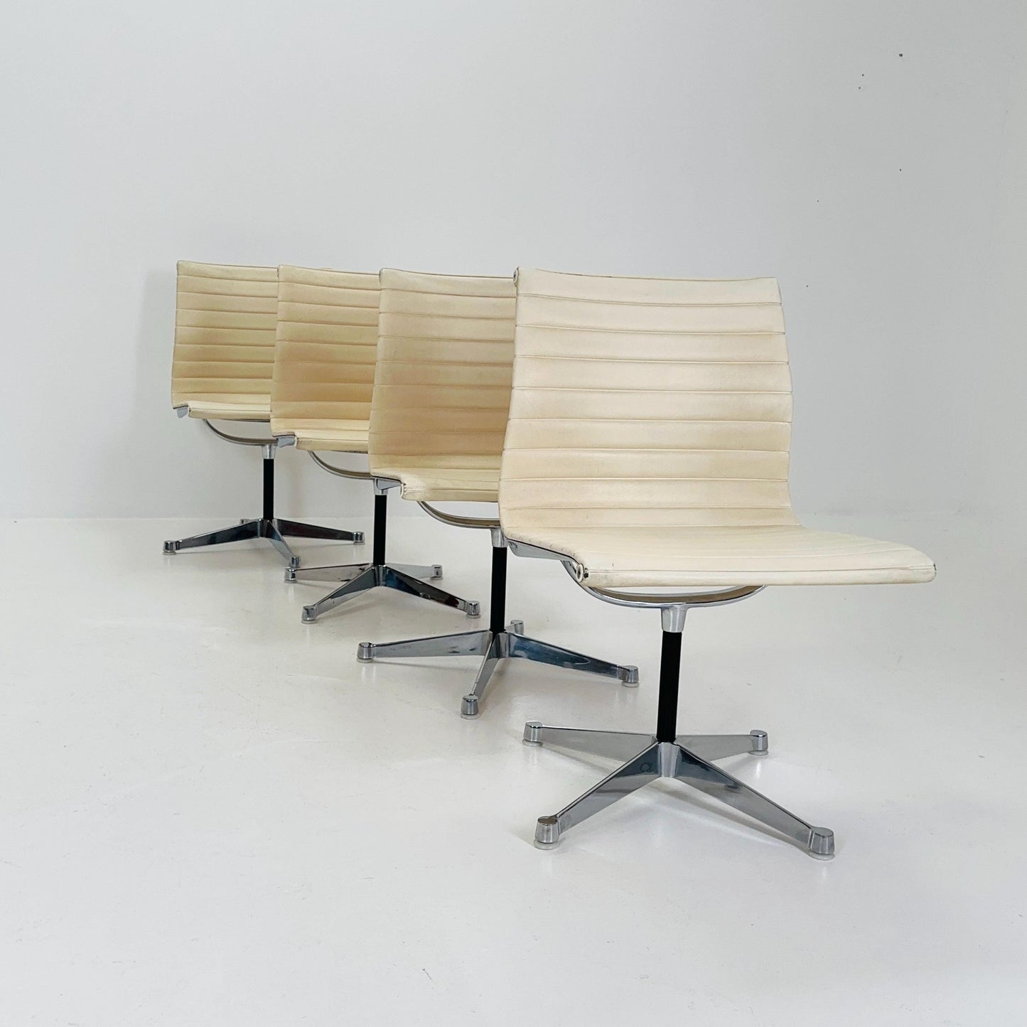 Set of 4 Mid Century EA105 chairs by Charles & Ray Eames for Herman Miller, 1970s USA