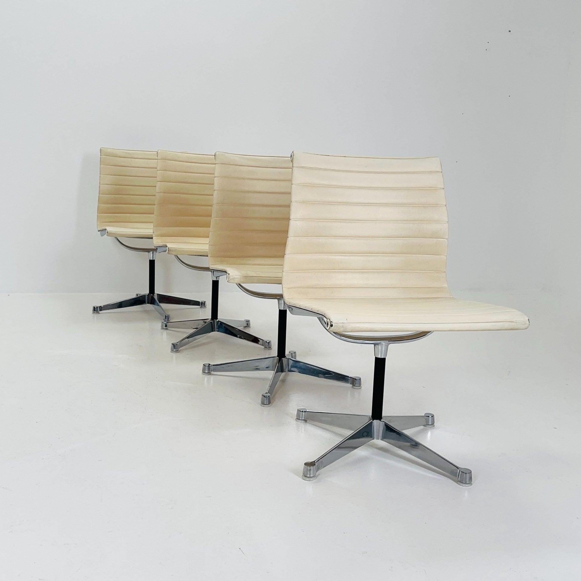 Set of 4 Mid Century EA105 chairs by Charles & Ray Eames for Herman Miller, 1970s USA