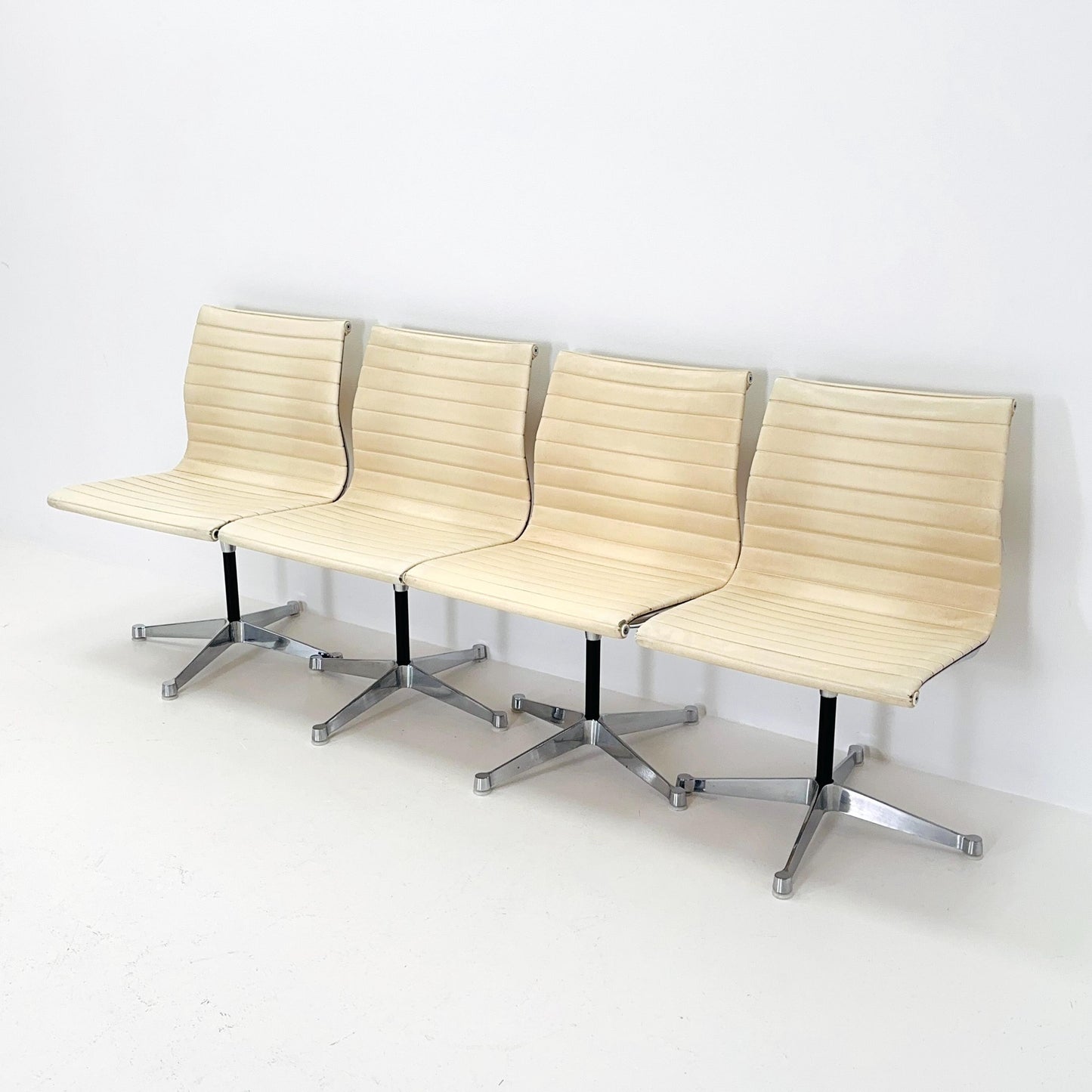 Set of 4 Mid Century EA105 chairs by Charles & Ray Eames for Herman Miller, 1970s USA