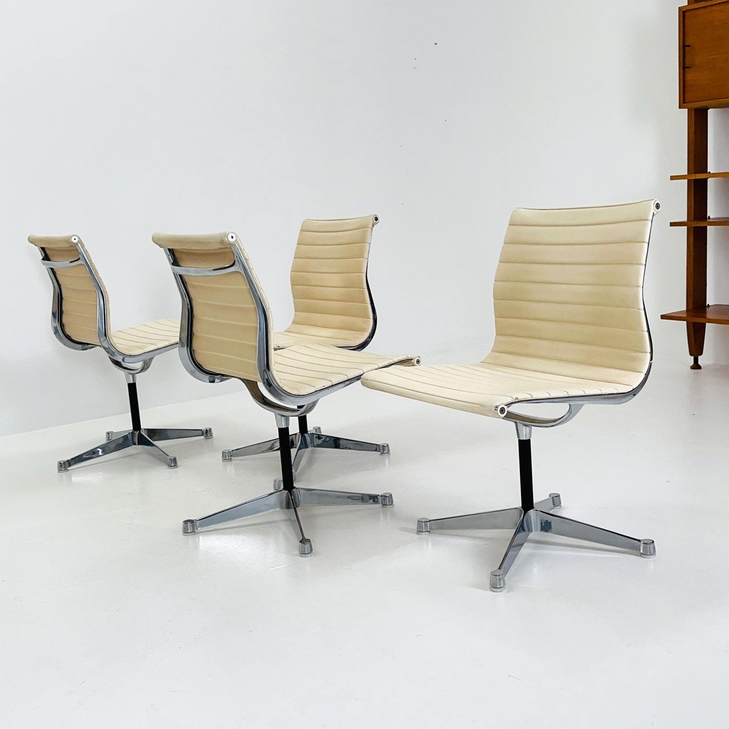 Set of 4 Mid Century EA105 chairs by Charles & Ray Eames for Herman Miller, 1970s USA