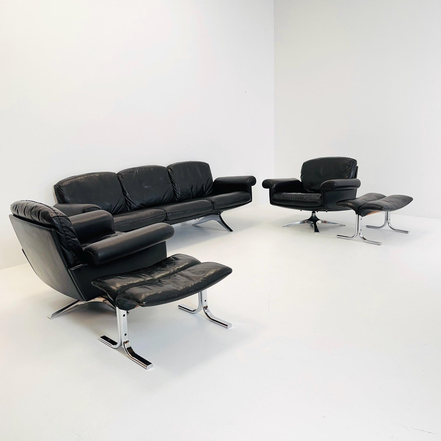 Mid Century De Sede "DS-31" 3-seater sofa and two armchairs set & ottomans in brown leather, Switzerland 1970s