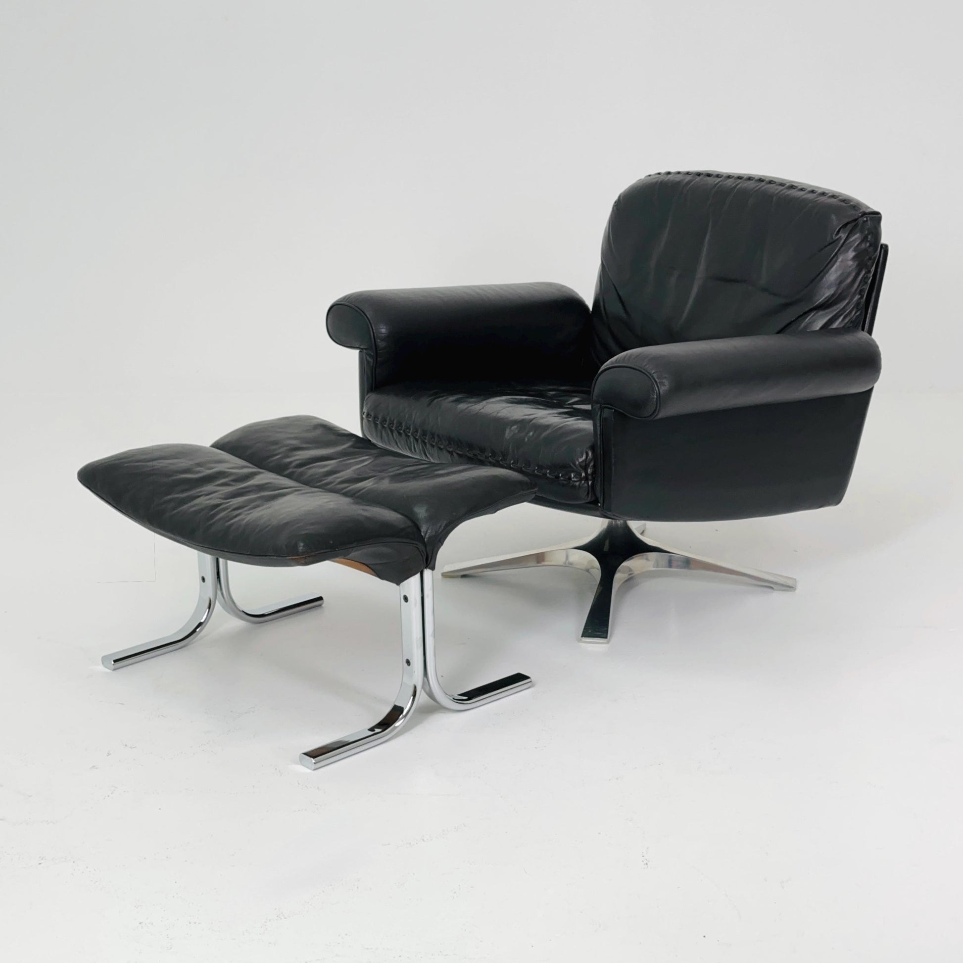 Mid Century De Sede "DS-31" 3-seater sofa and two armchairs set & ottomans in brown leather, Switzerland 1970s