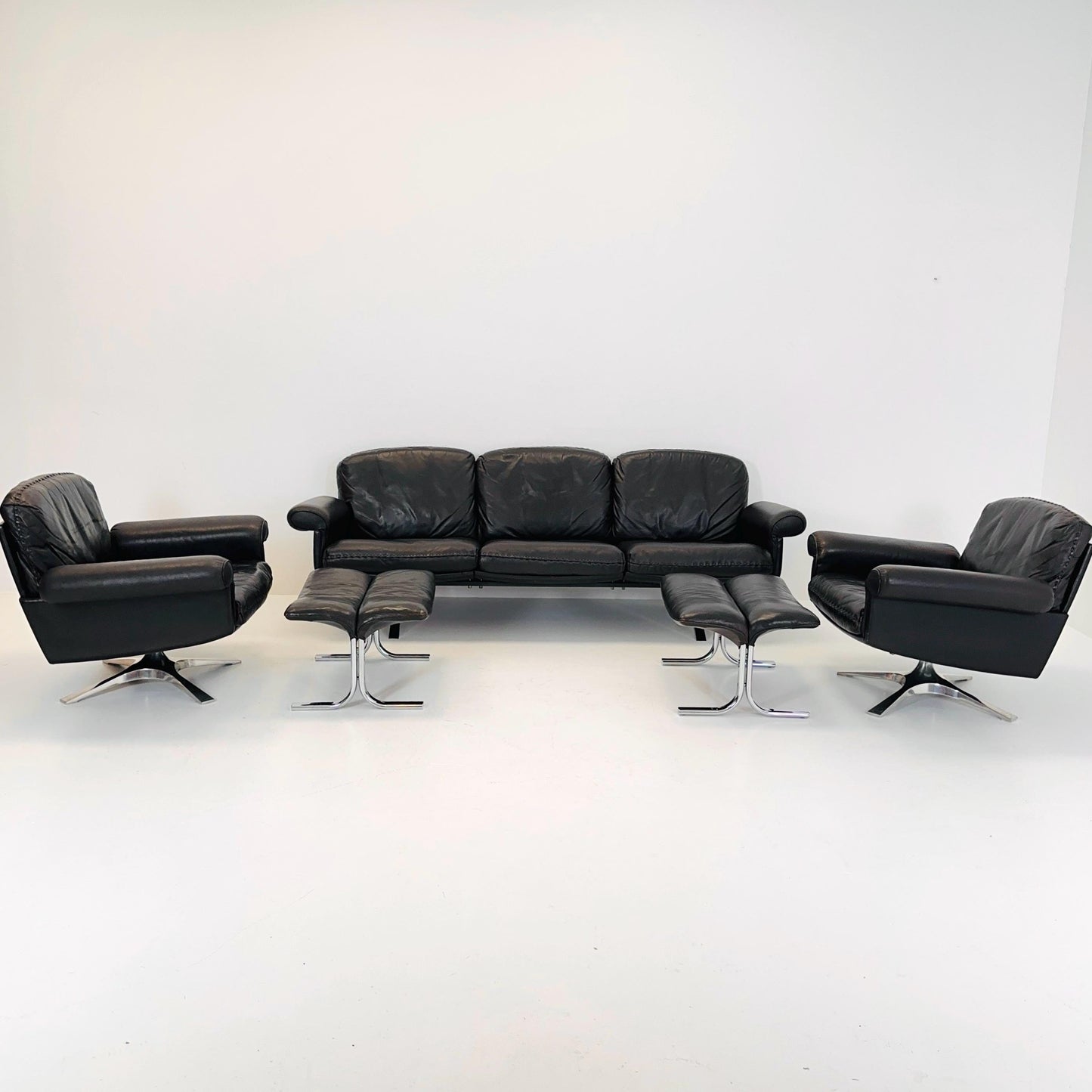 Mid Century De Sede "DS-31" 3-seater sofa and two armchairs set & ottomans in brown leather, Switzerland 1970s