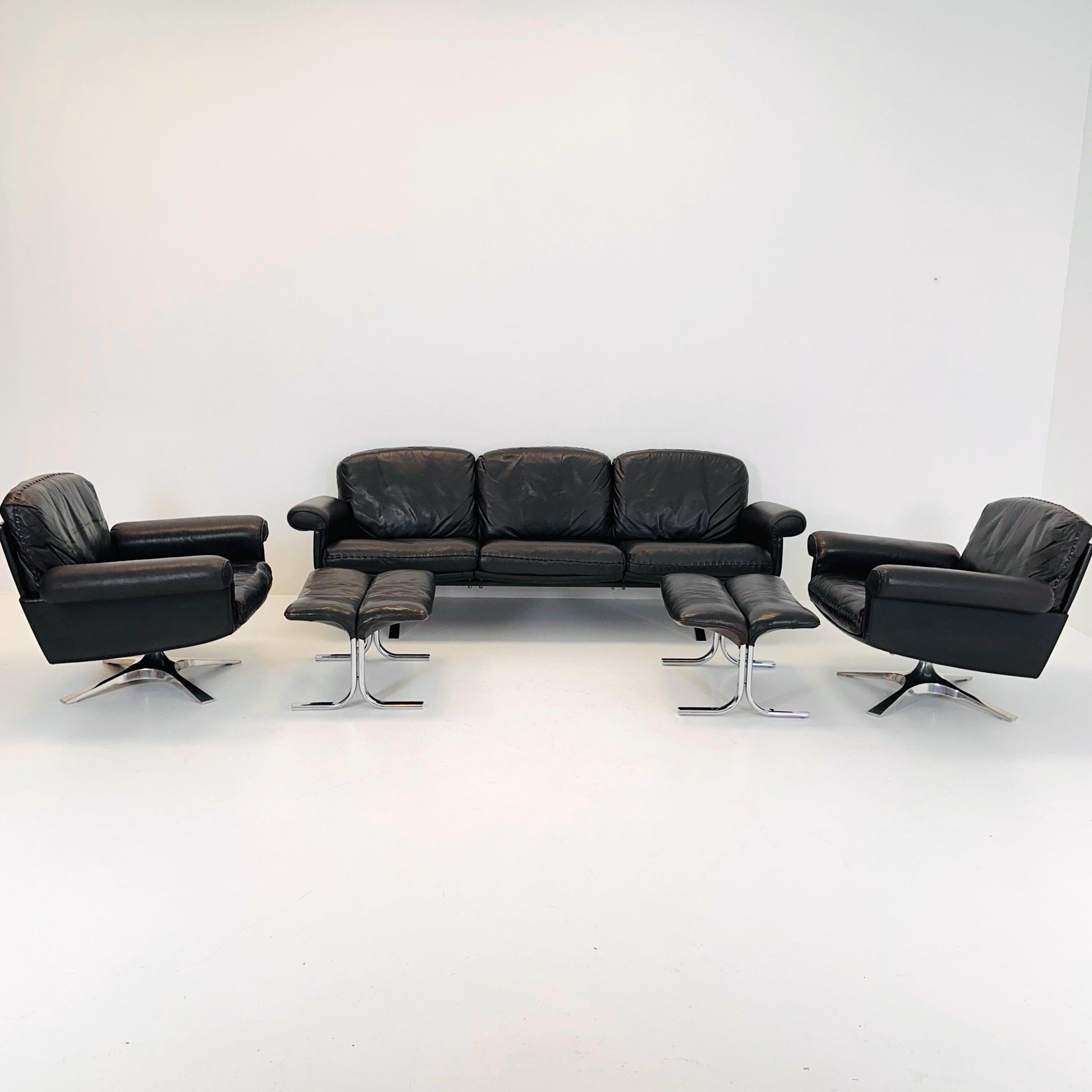 Mid Century De Sede "DS-31" 3-seater sofa and two armchairs set & ottomans in brown leather, Switzerland 1970s