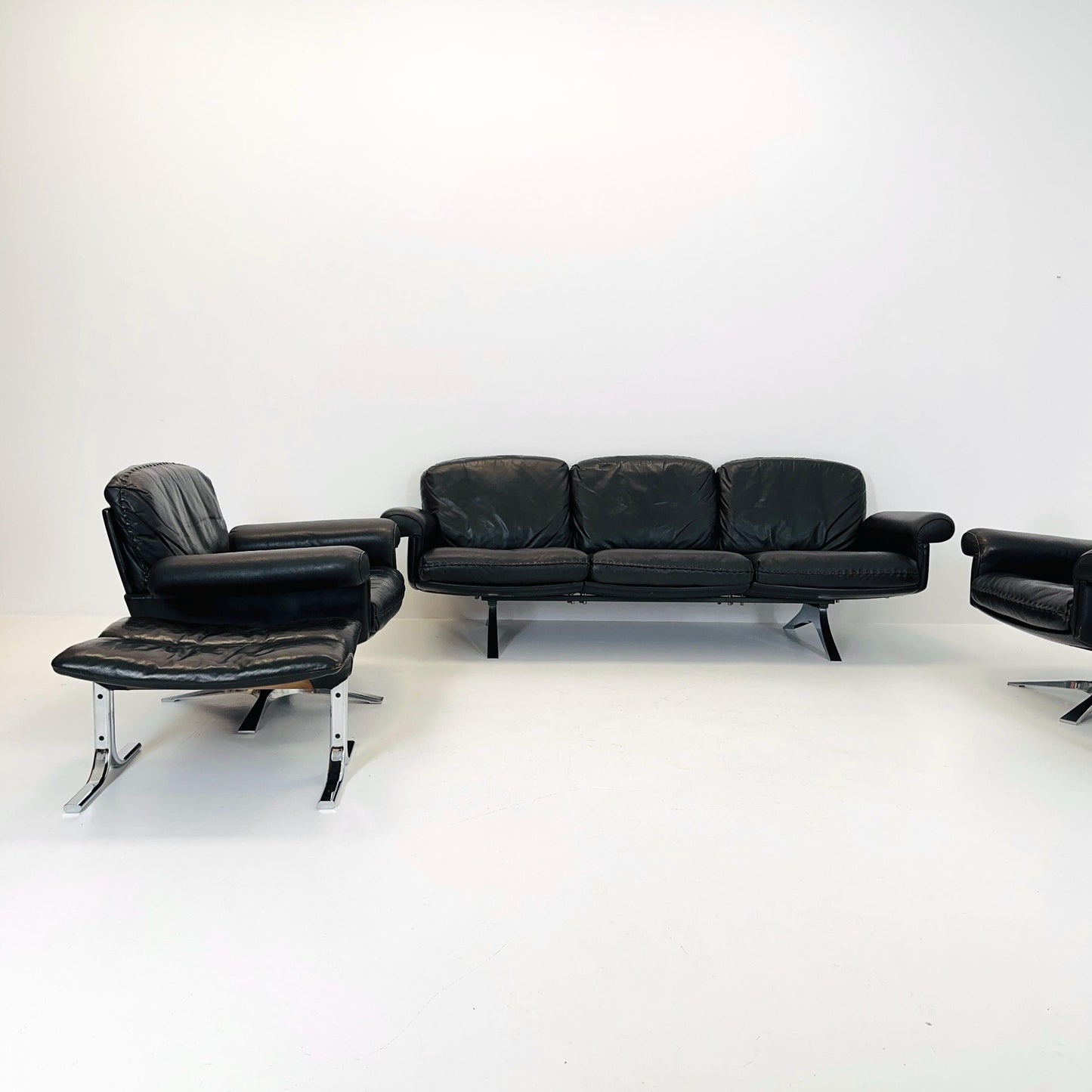 Mid Century De Sede "DS-31" 3-seater sofa and two armchairs set & ottomans in brown leather, Switzerland 1970s