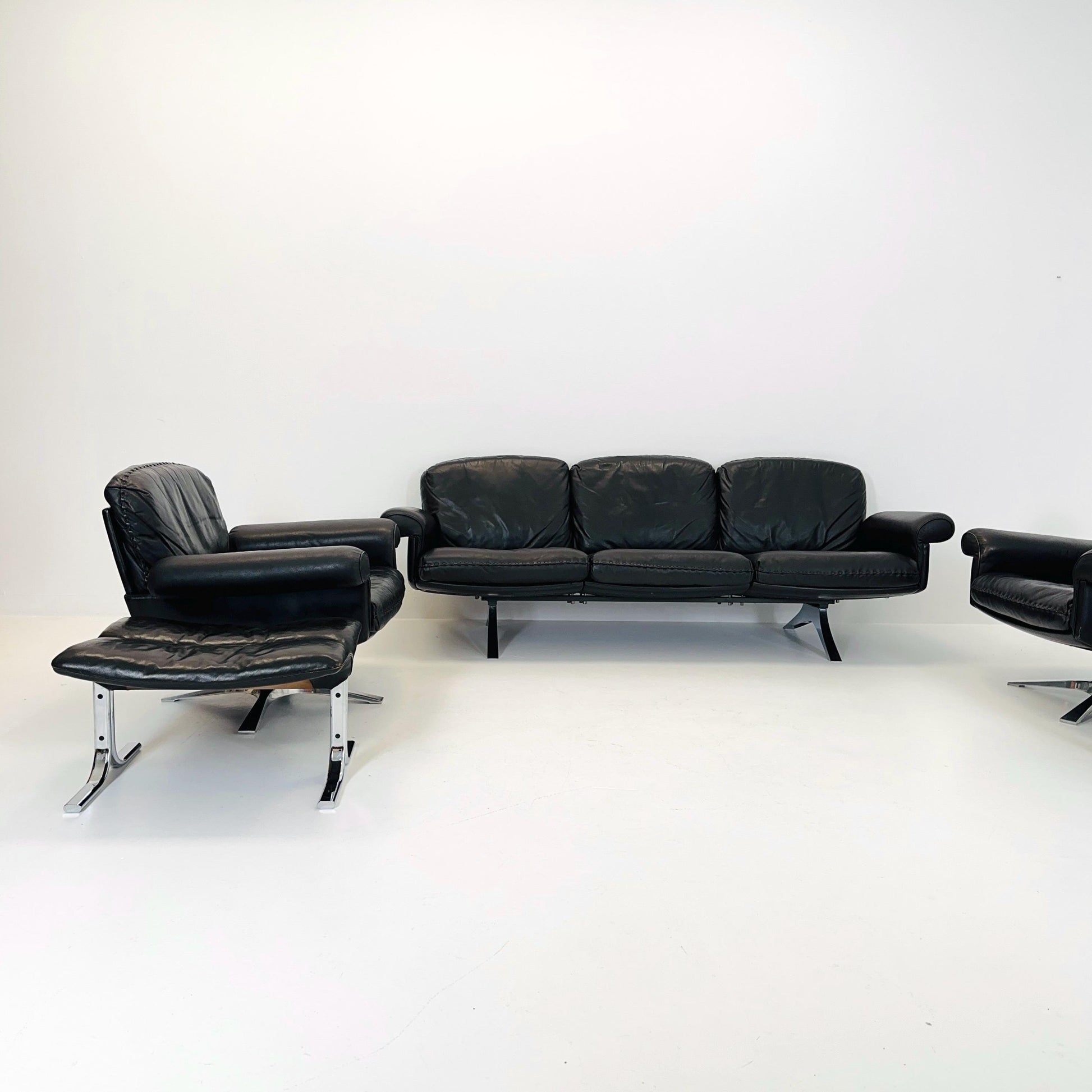 Mid Century De Sede "DS-31" 3-seater sofa and two armchairs set & ottomans in brown leather, Switzerland 1970s