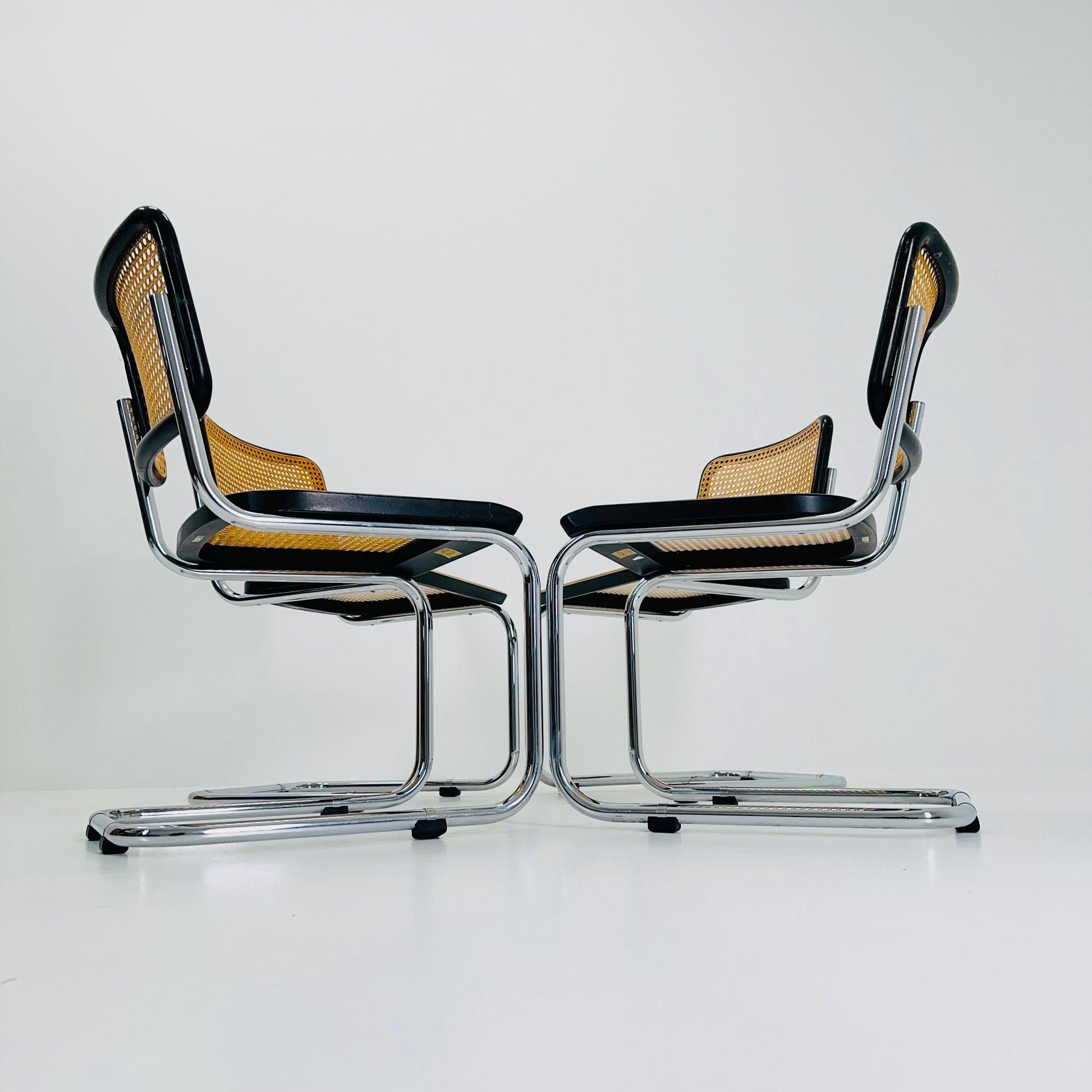 Set of 4 Mid Century Thonet S32 V Cantilever Chairs by Marcel Breuer, Wicker & Beech, Bauhaus Design Germany Thonet 1970s