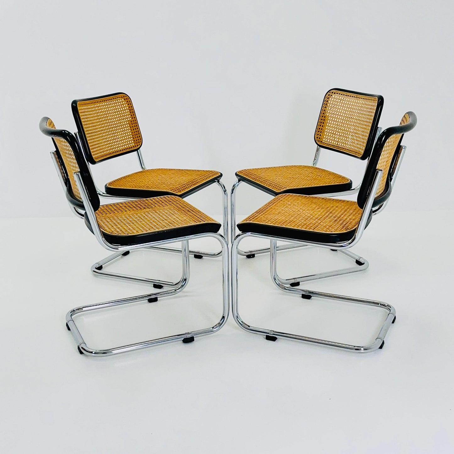 Set of 4 Mid Century Thonet S32 V Cantilever Chairs by Marcel Breuer, Wicker & Beech, Bauhaus Design Germany Thonet 1970s