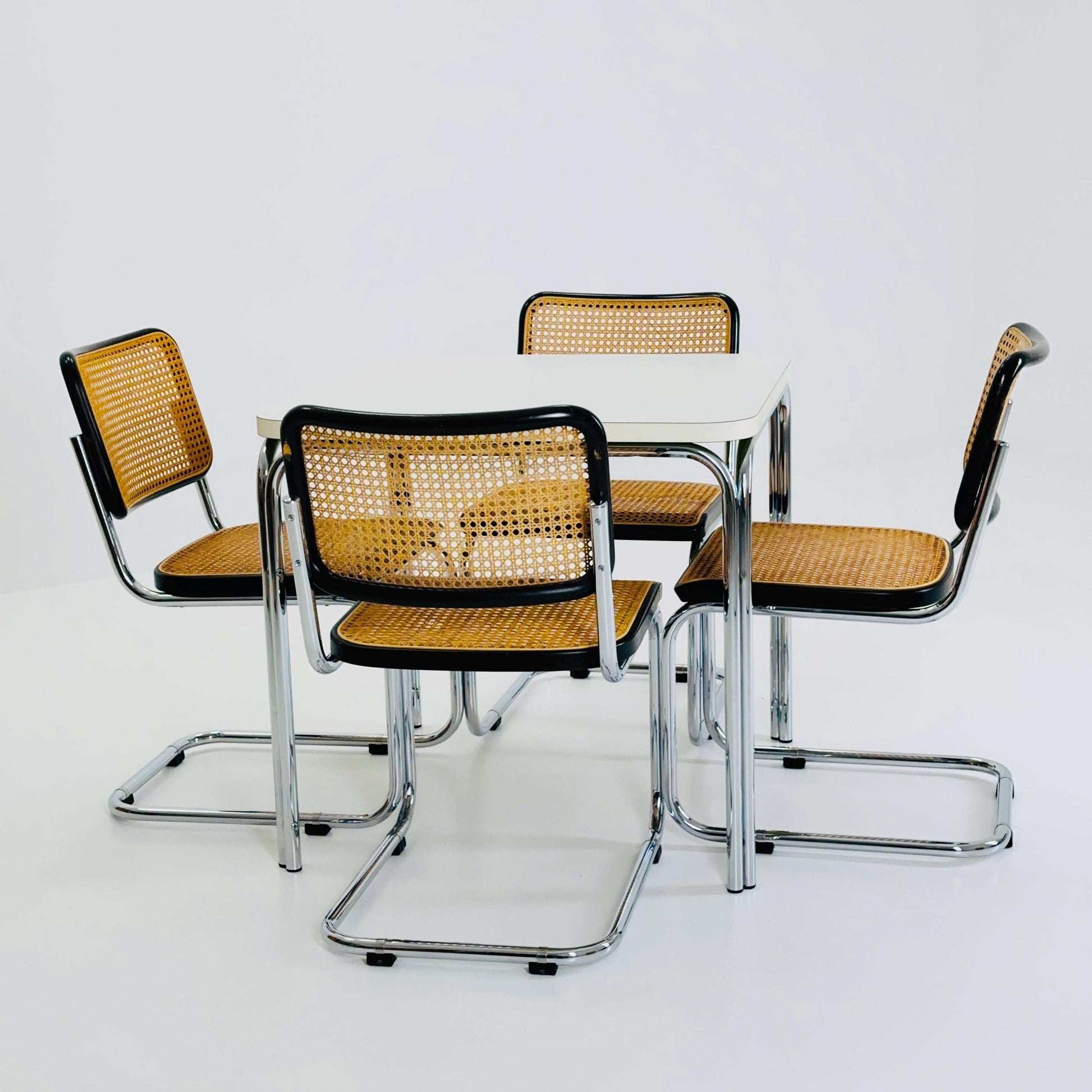 Set of 4 Mid Century Thonet S32 V Cantilever Chairs by Marcel Breuer, Wicker & Beech, Bauhaus Design Germany Thonet 1970s