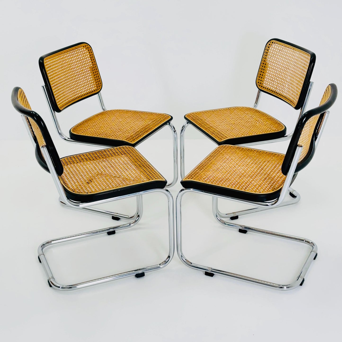 Set of 4 Mid Century Thonet S32 V Cantilever Chairs by Marcel Breuer, Wicker & Beech, Bauhaus Design Germany Thonet 1970s