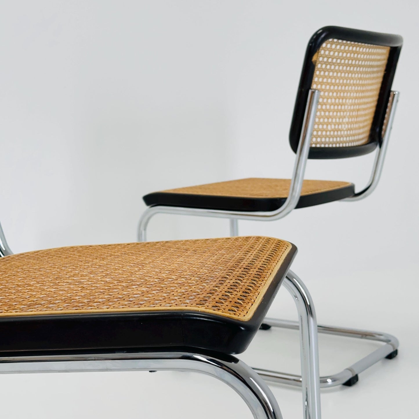 Set of 4 Mid Century Thonet S32 V Cantilever Chairs by Marcel Breuer, Wicker & Beech, Bauhaus Design Germany Thonet 1970s
