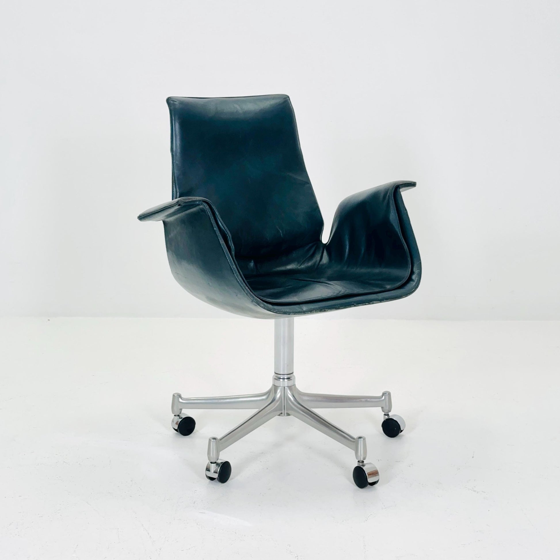 Mid centruy Tulip dark green Desk Chair Modell 6727 by Preben Fabricius & Jørgen Kastholm – for Walter Knoll, 1960s by Kill