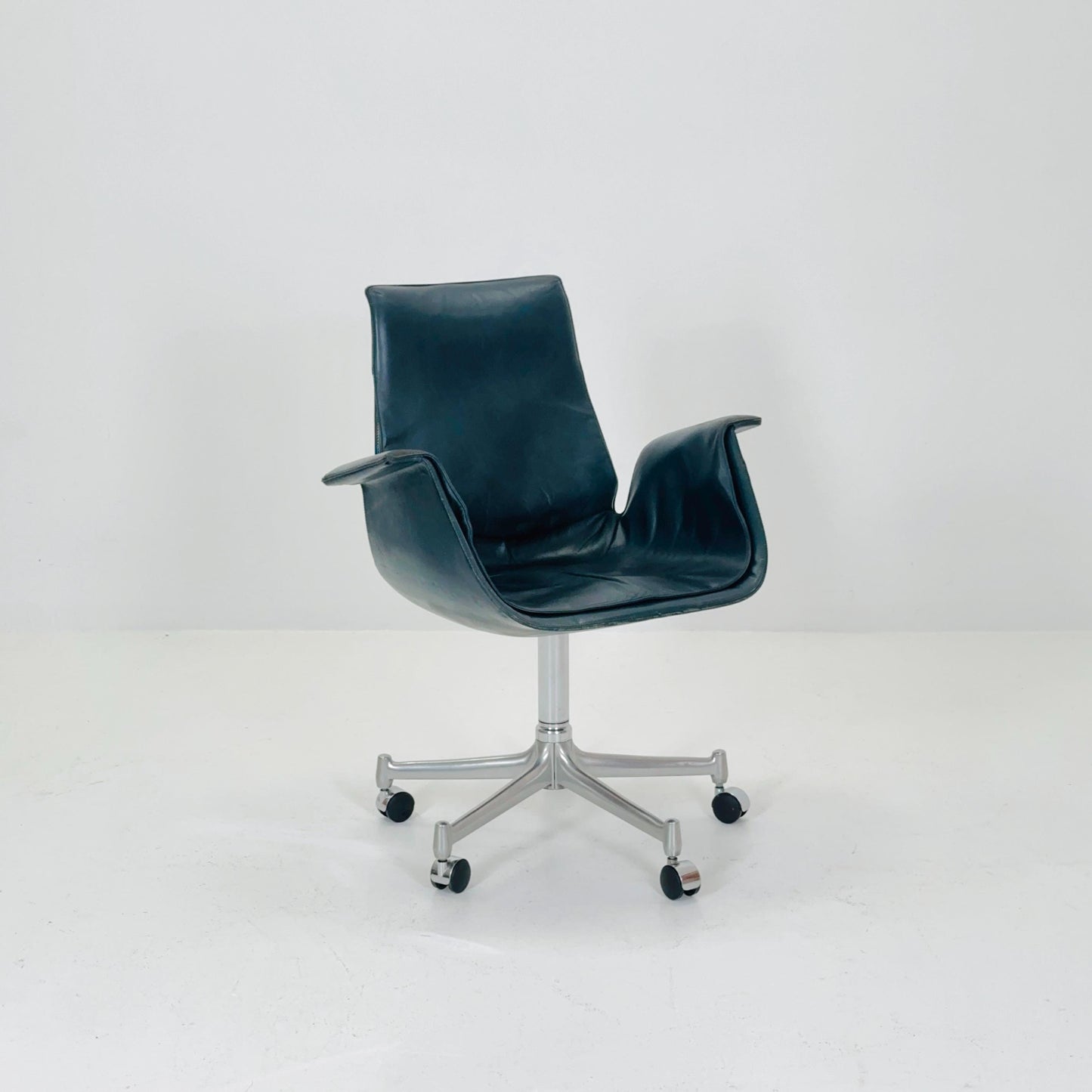 Mid centruy Tulip dark green Desk Chair Modell 6727 by Preben Fabricius & Jørgen Kastholm – for Walter Knoll, 1960s by Kill