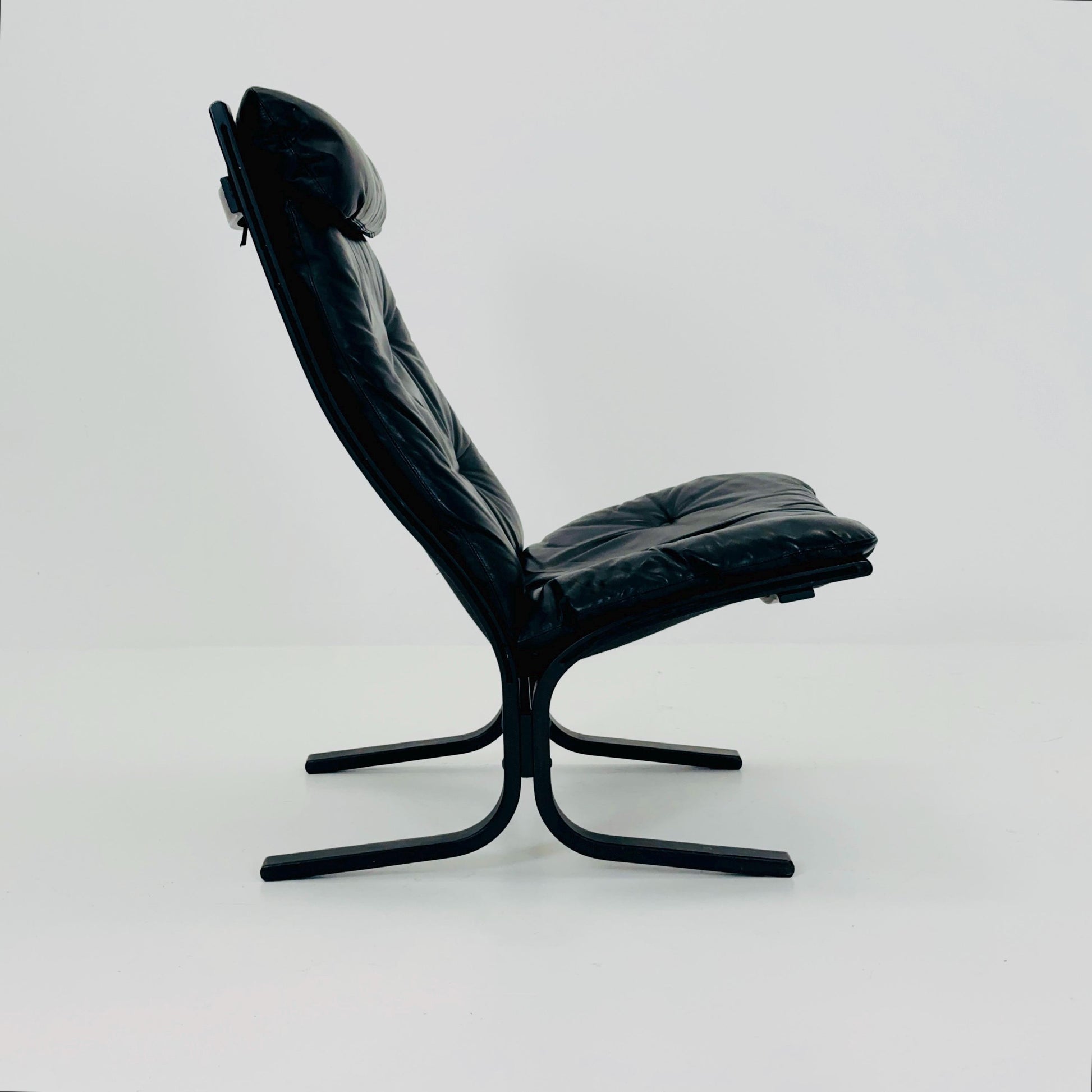 Set of 2 Mid Century “Siesta” lounge chair by Ingmar Relling, Westnofa Furniture, Norway — Full Black Edition, Leather & Wooden Frame, 1960s