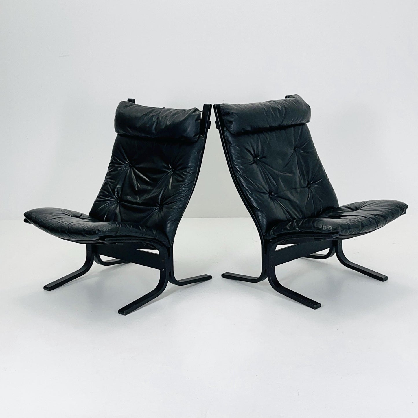 Set of 2 Mid Century “Siesta” lounge chair by Ingmar Relling, Westnofa Furniture, Norway — Full Black Edition, Leather & Wooden Frame, 1960s