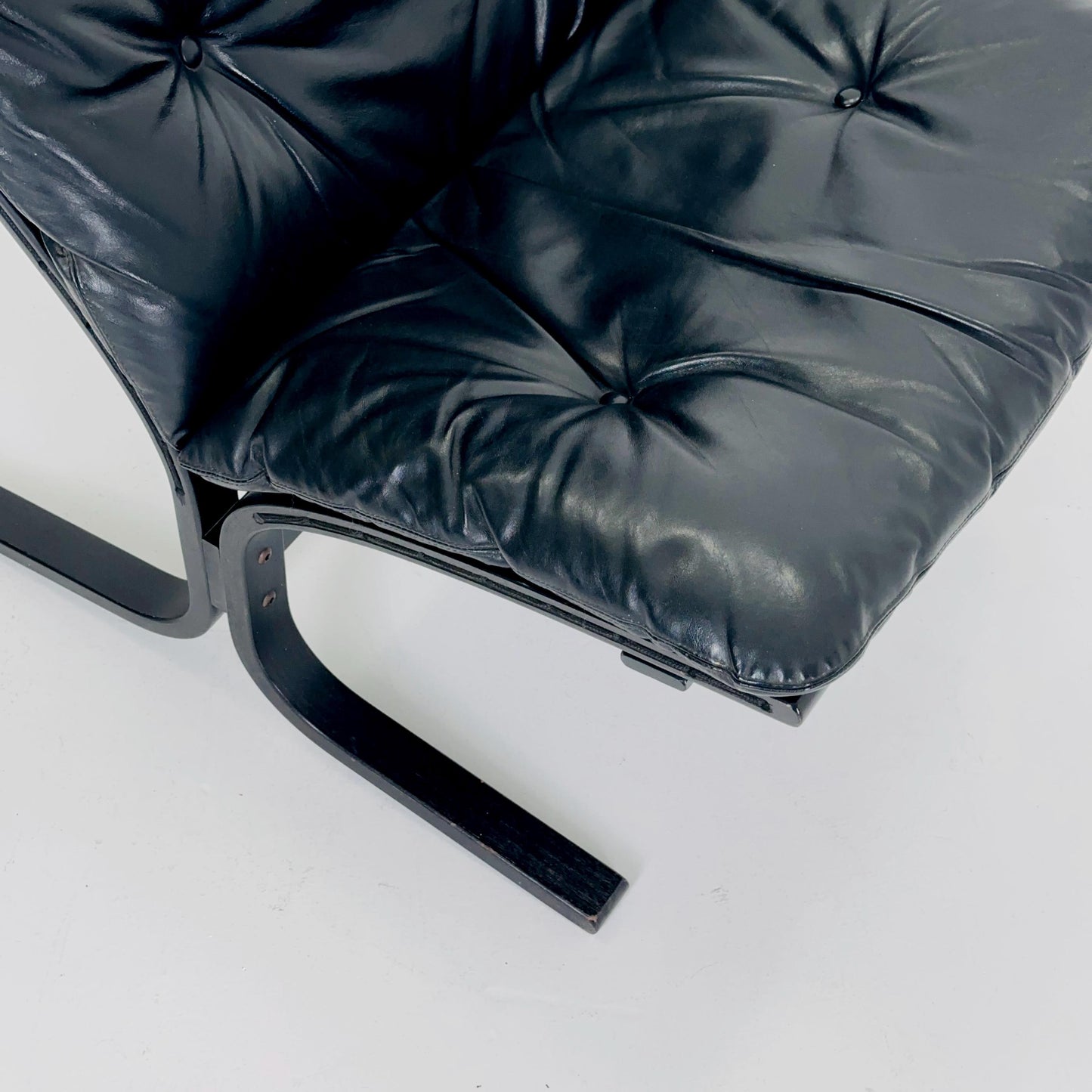 Set of 2 Mid Century “Siesta” lounge chair by Ingmar Relling, Westnofa Furniture, Norway — Full Black Edition, Leather & Wooden Frame, 1960s