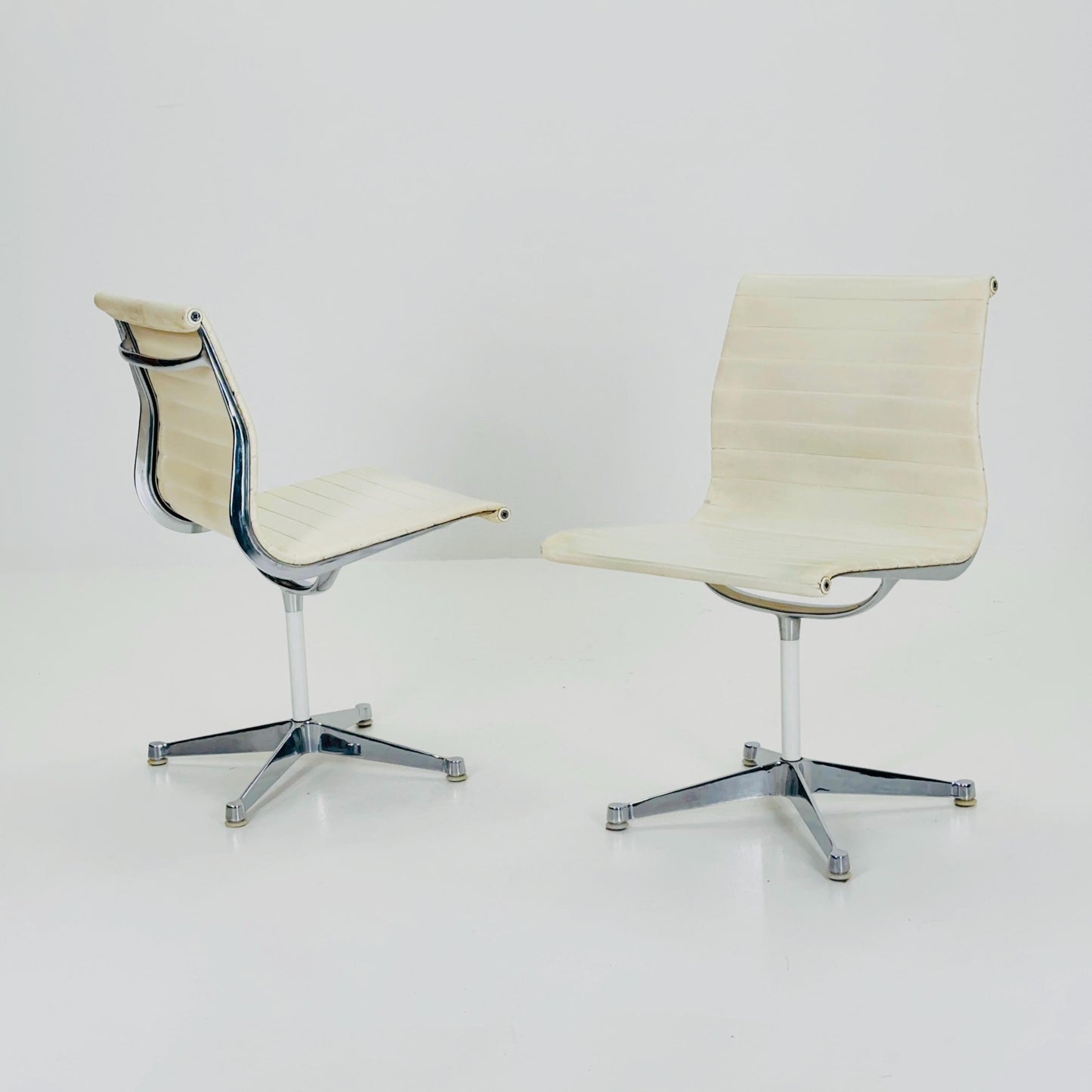 Set of 2 Mid Century EA105 chairs by Charles & Ray Eames for Herman Miller, 1980s USA