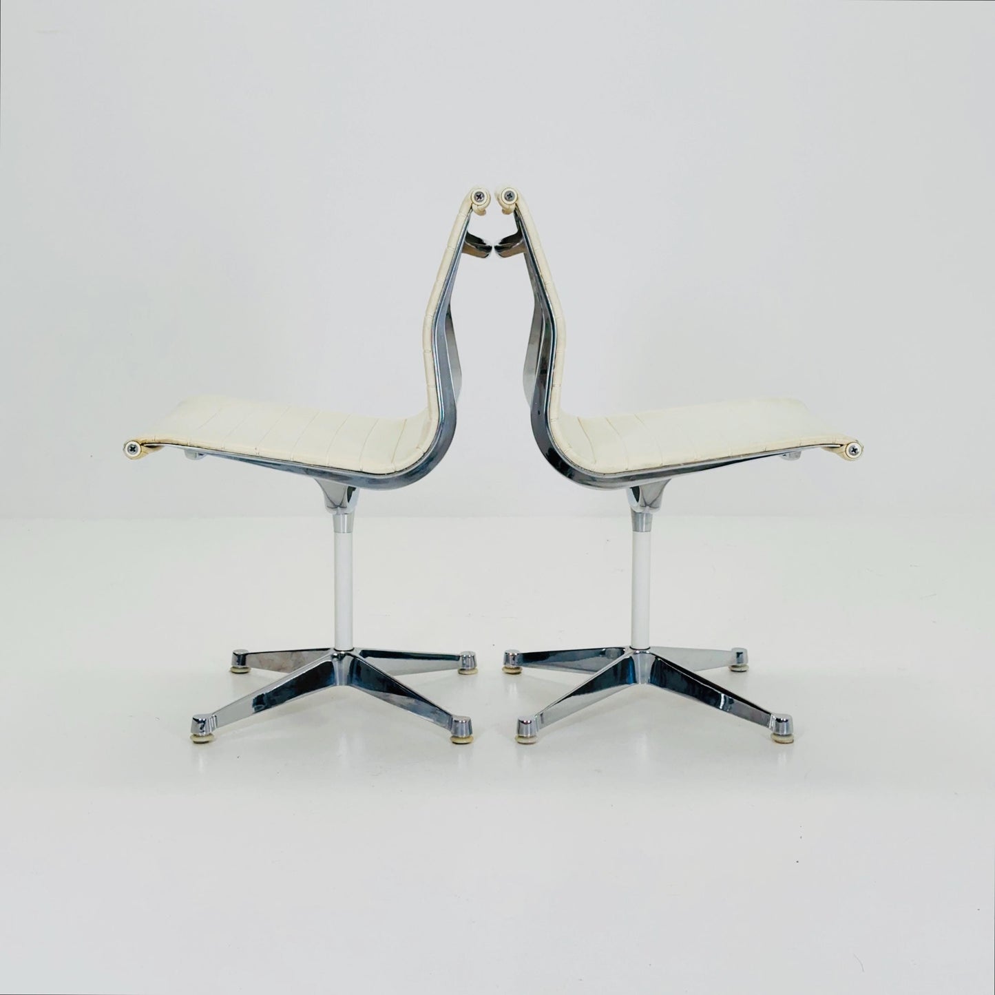 Set of 2 Mid Century EA105 chairs by Charles & Ray Eames for Herman Miller, 1980s USA