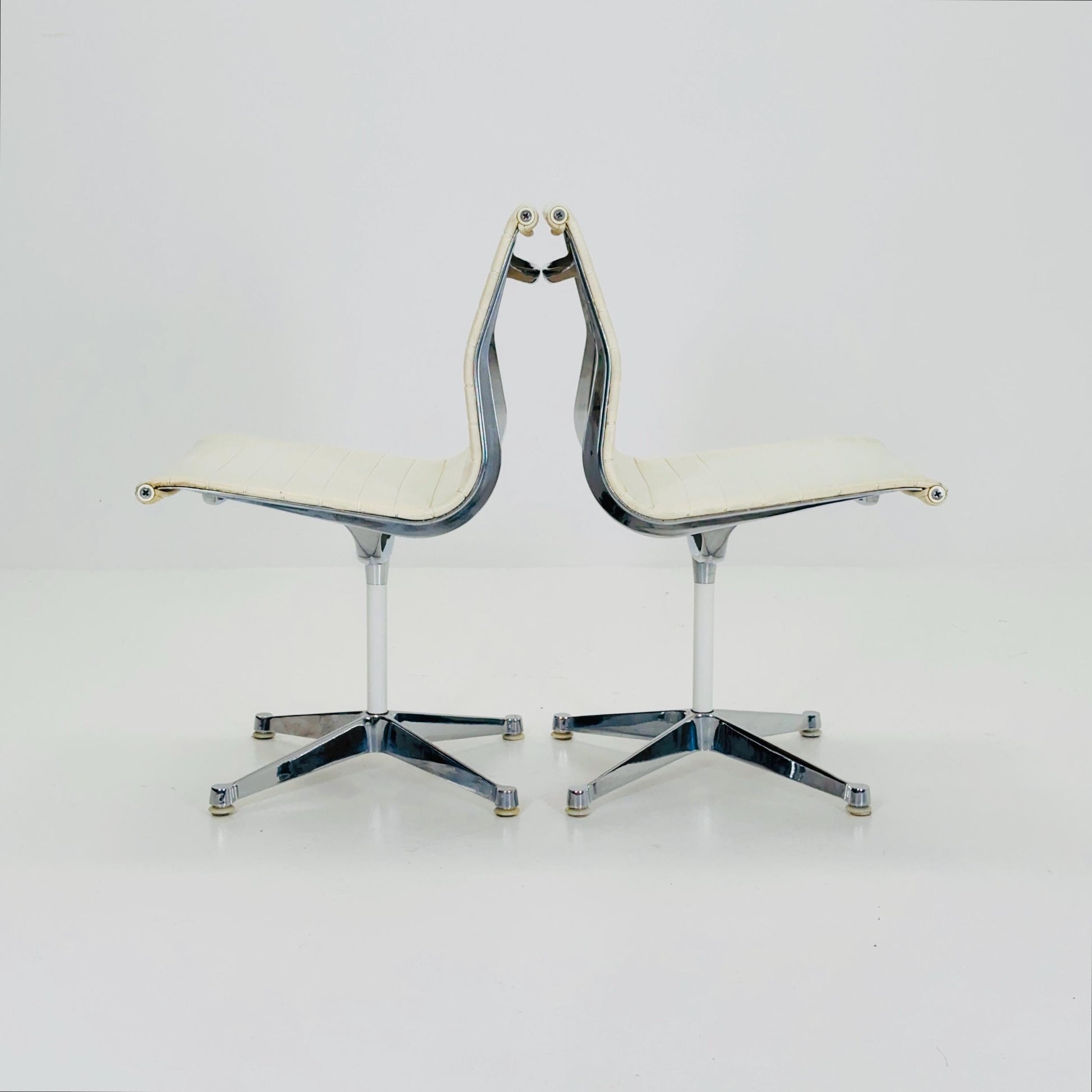 Set of 2 Mid Century EA105 chairs by Charles & Ray Eames for Herman Miller, 1980s USA