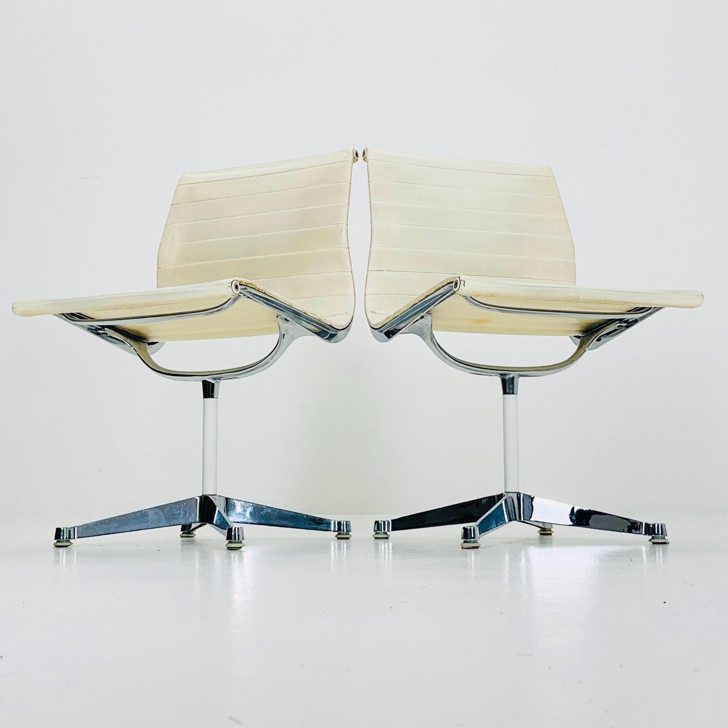 Set of 2 Mid Century EA105 chairs by Charles & Ray Eames for Herman Miller, 1980s USA