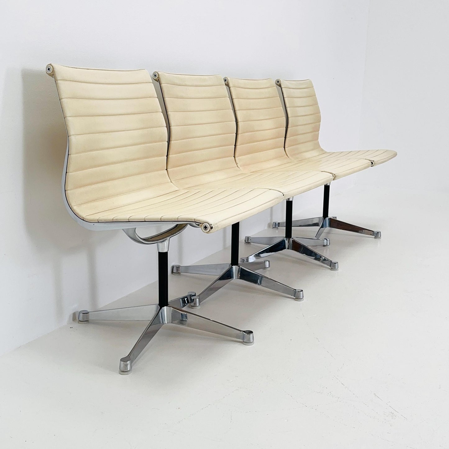 Set of 4 Mid Century EA105 chairs by Charles & Ray Eames for Herman Miller, 1970s USA
