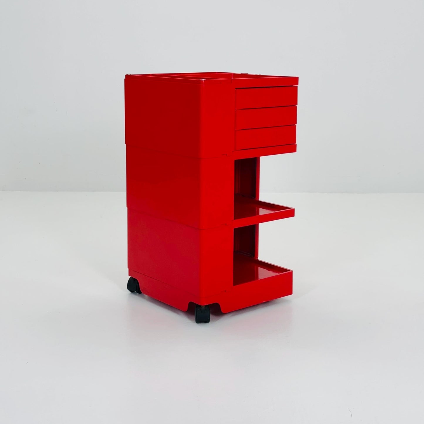 Rare Space Age red Boby storage trolley by Joe Colombo for Bieffeplast Italy 1970s
