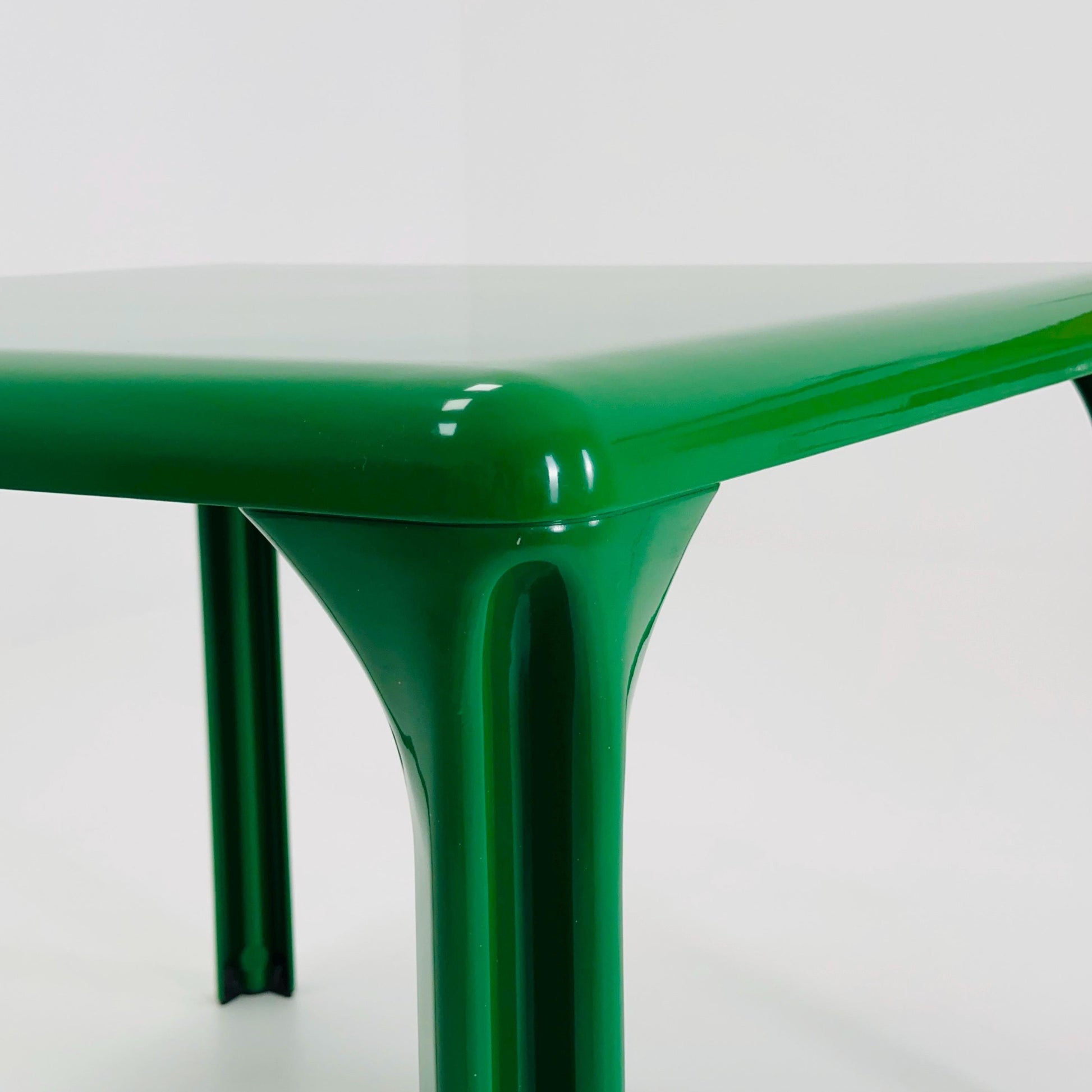 Rare Mid-Century Space Age “Stadio” dining table, Model 100, designed by Italian designer Vico Magistretti for Artemide, Italy, 1970s