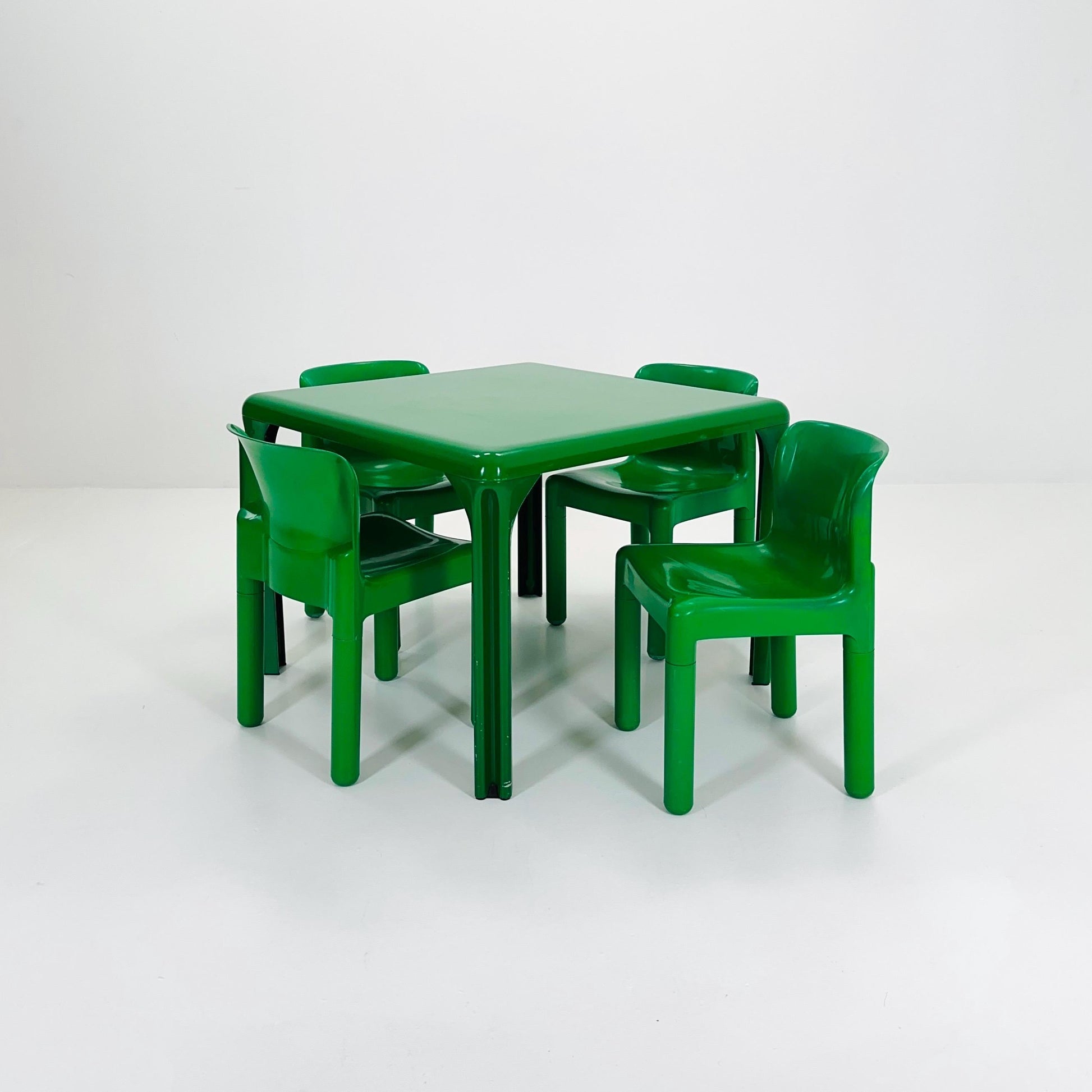 Rare Mid-Century Space Age “Stadio” dining table, Model 100, designed by Italian designer Vico Magistretti for Artemide, Italy, 1970s