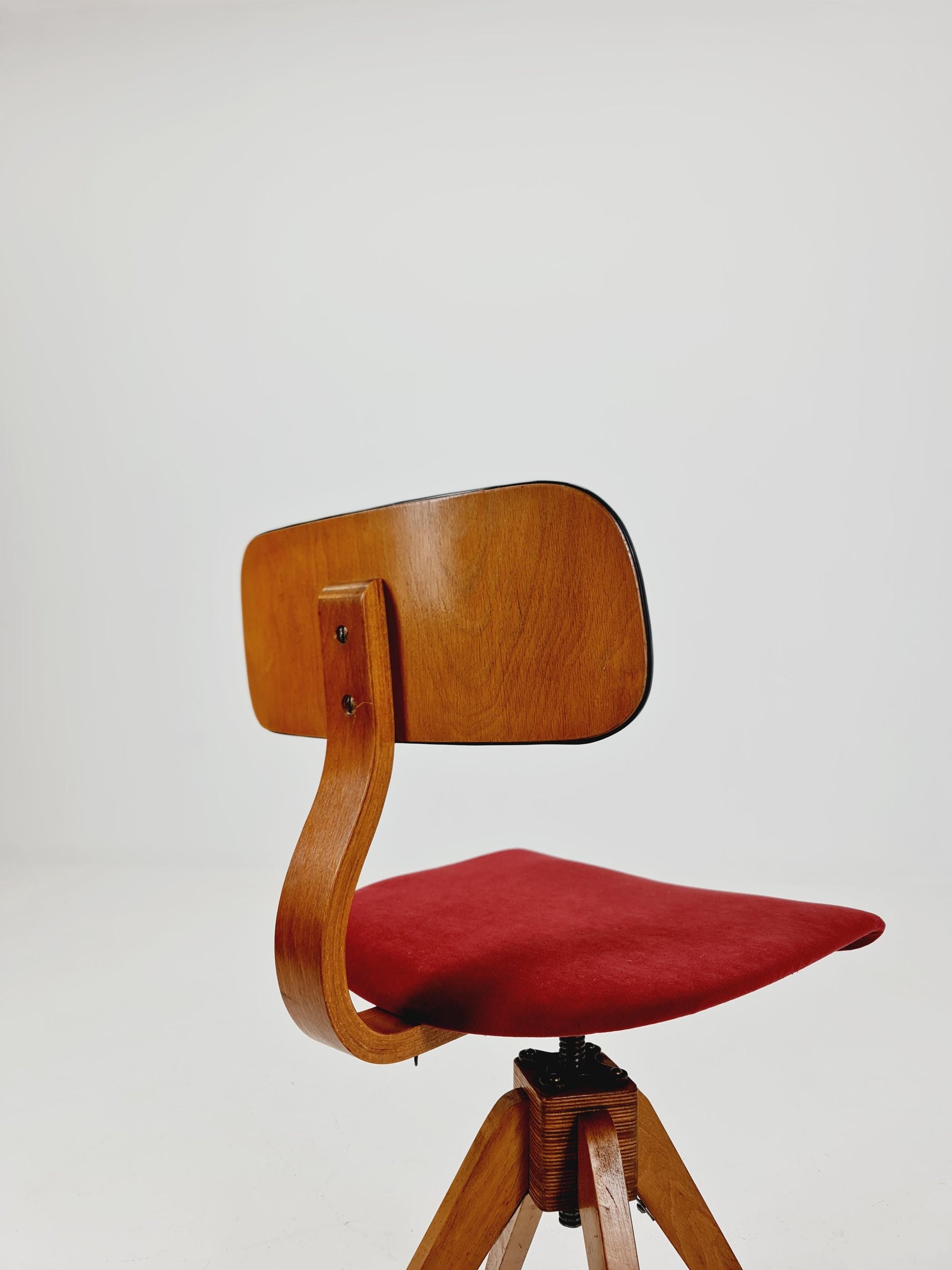 Bauhaus swivel office chair in solid wood By Der FerderDreh 1930s