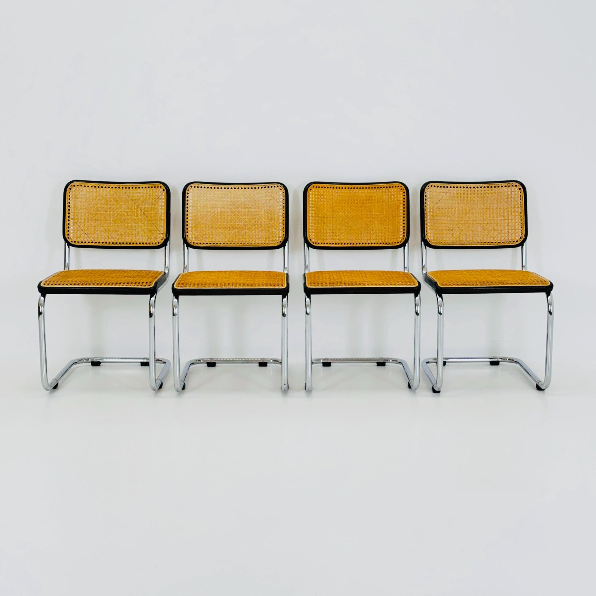 Set of 4 Mid Century Thonet S32 V Cantilever Chairs by Marcel Breuer, Wicker & Beech, Bauhaus Design Germany Thonet 1970s
