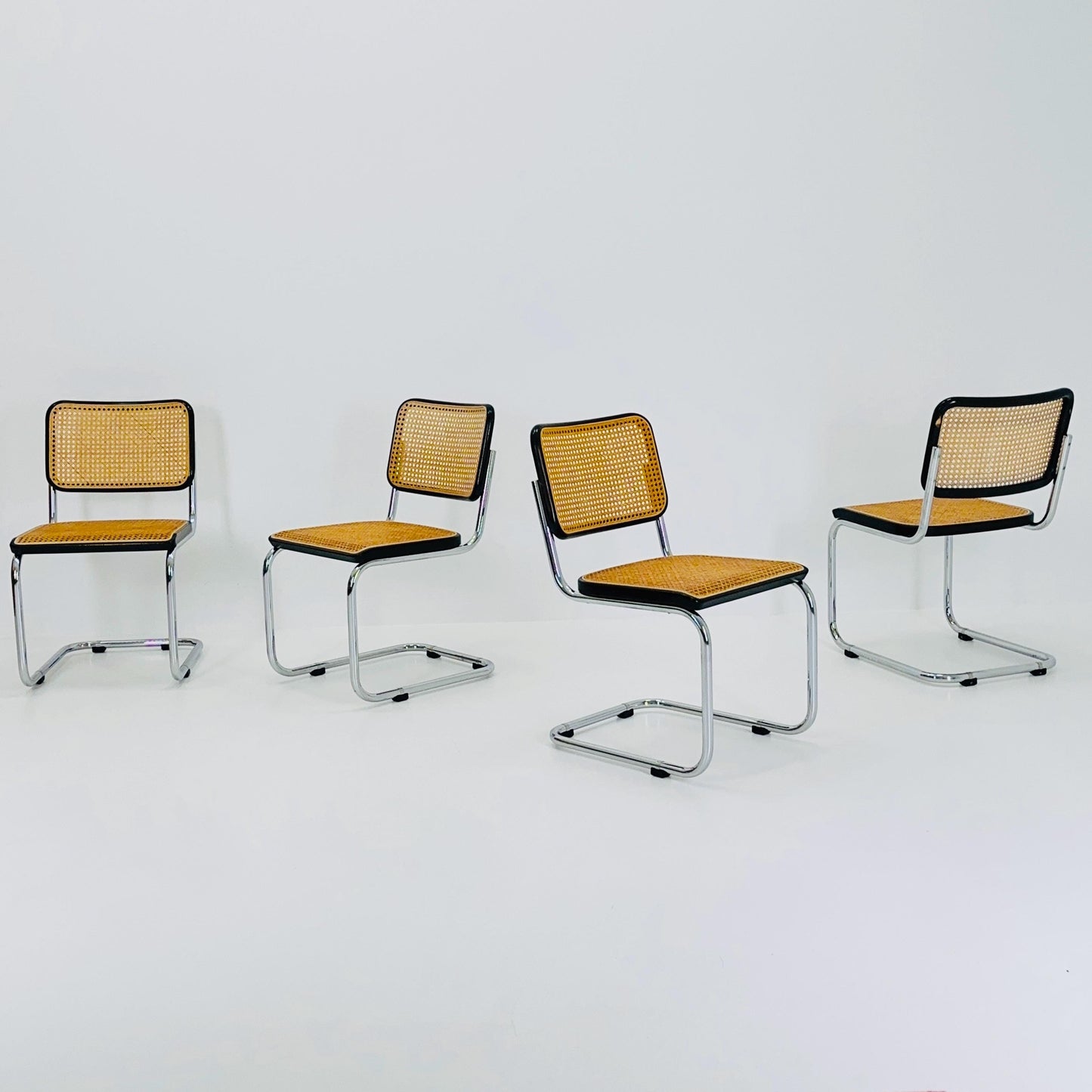 Set of 4 Mid Century Thonet S32 V Cantilever Chairs by Marcel Breuer, Wicker & Beech, Bauhaus Design Germany Thonet 1970s