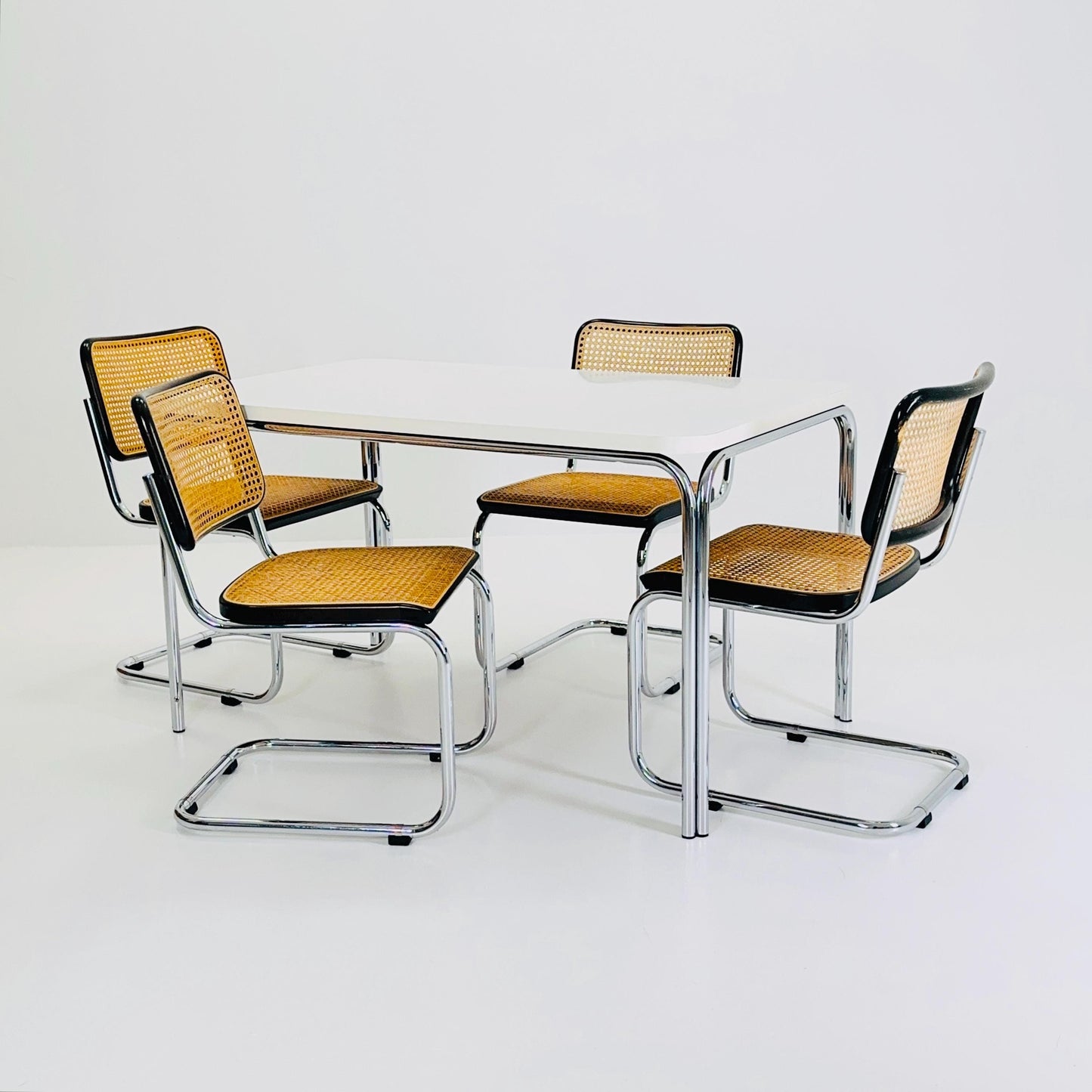 Set of 4 Mid Century Thonet S32 V Cantilever Chairs by Marcel Breuer, Wicker & Beech, Bauhaus Design Germany Thonet 1970s