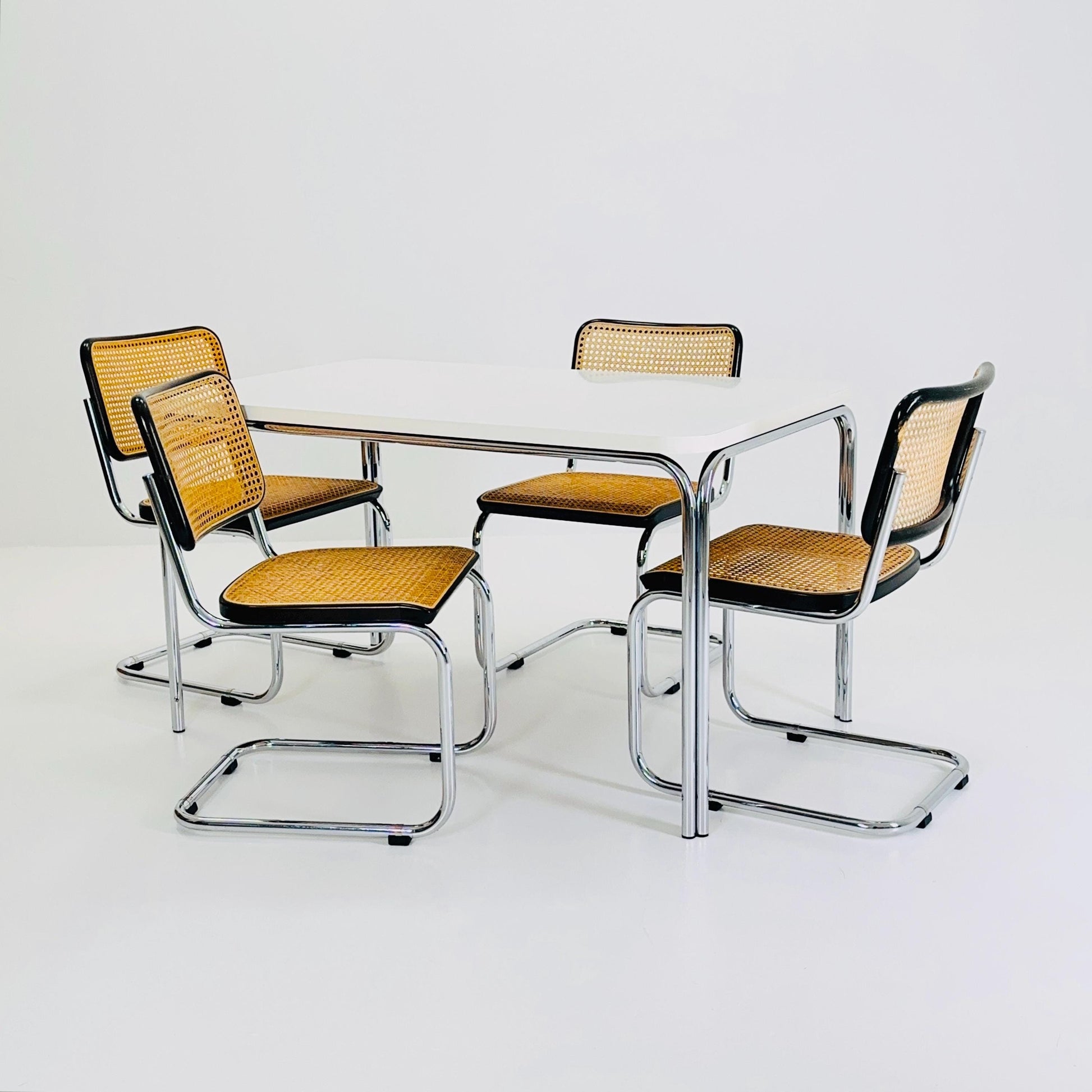 Set of 4 Mid Century Thonet S32 V Cantilever Chairs by Marcel Breuer, Wicker & Beech, Bauhaus Design Germany Thonet 1970s