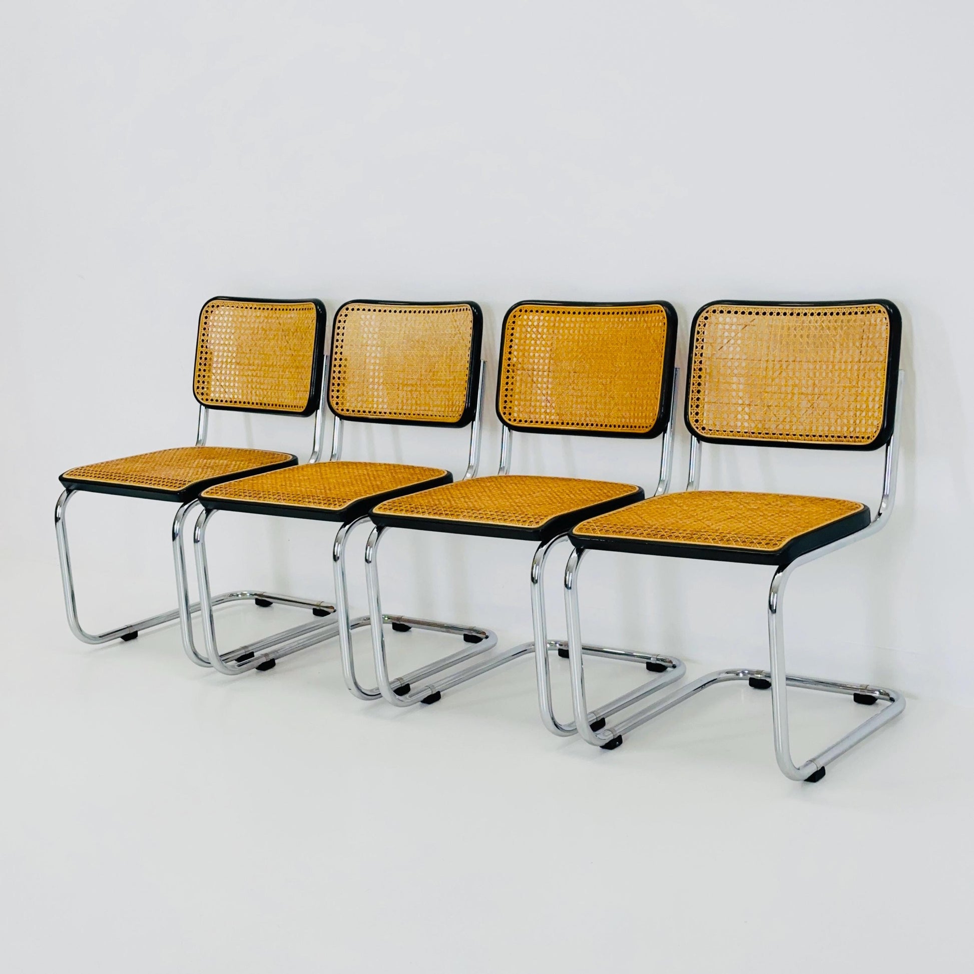Set of 4 Mid Century Thonet S32 V Cantilever Chairs by Marcel Breuer, Wicker & Beech, Bauhaus Design Germany Thonet 1970s