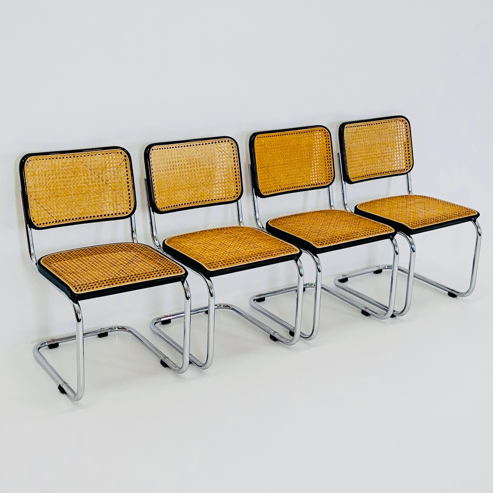 Set of 4 Mid Century Thonet S32 V Cantilever Chairs by Marcel Breuer, Wicker & Beech, Bauhaus Design Germany Thonet 1970s