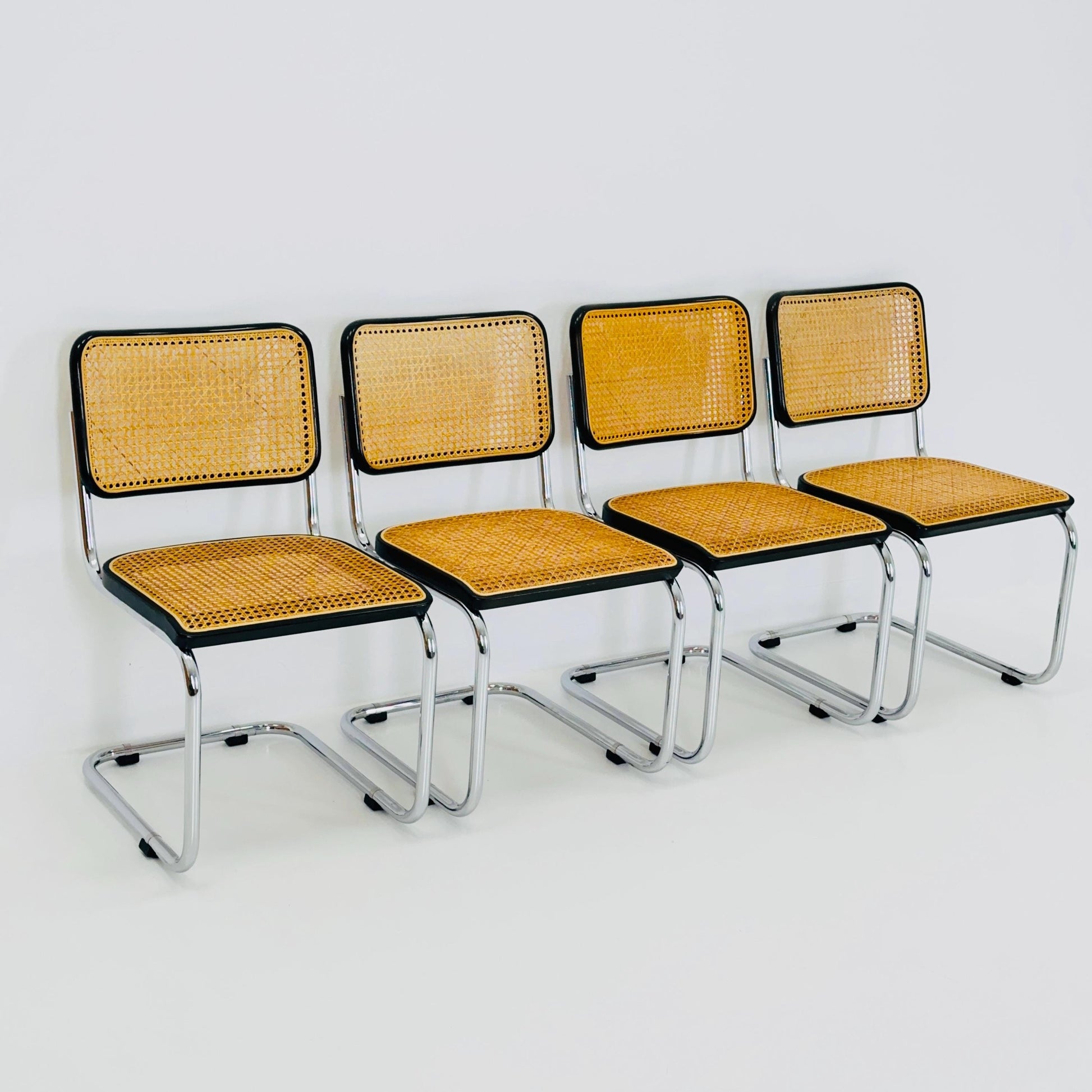 Set of 4 Mid Century Thonet S32 V Cantilever Chairs by Marcel Breuer, Wicker & Beech, Bauhaus Design Germany Thonet 1970s