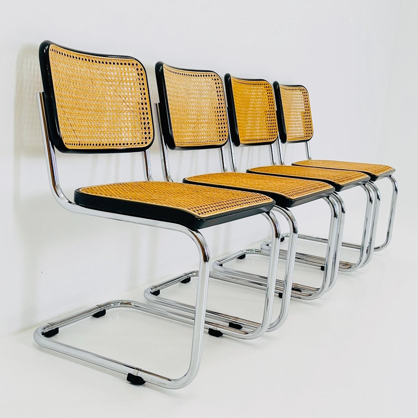 Set of 4 Mid Century Thonet S32 V Cantilever Chairs by Marcel Breuer, Wicker & Beech, Bauhaus Design Germany Thonet 1970s