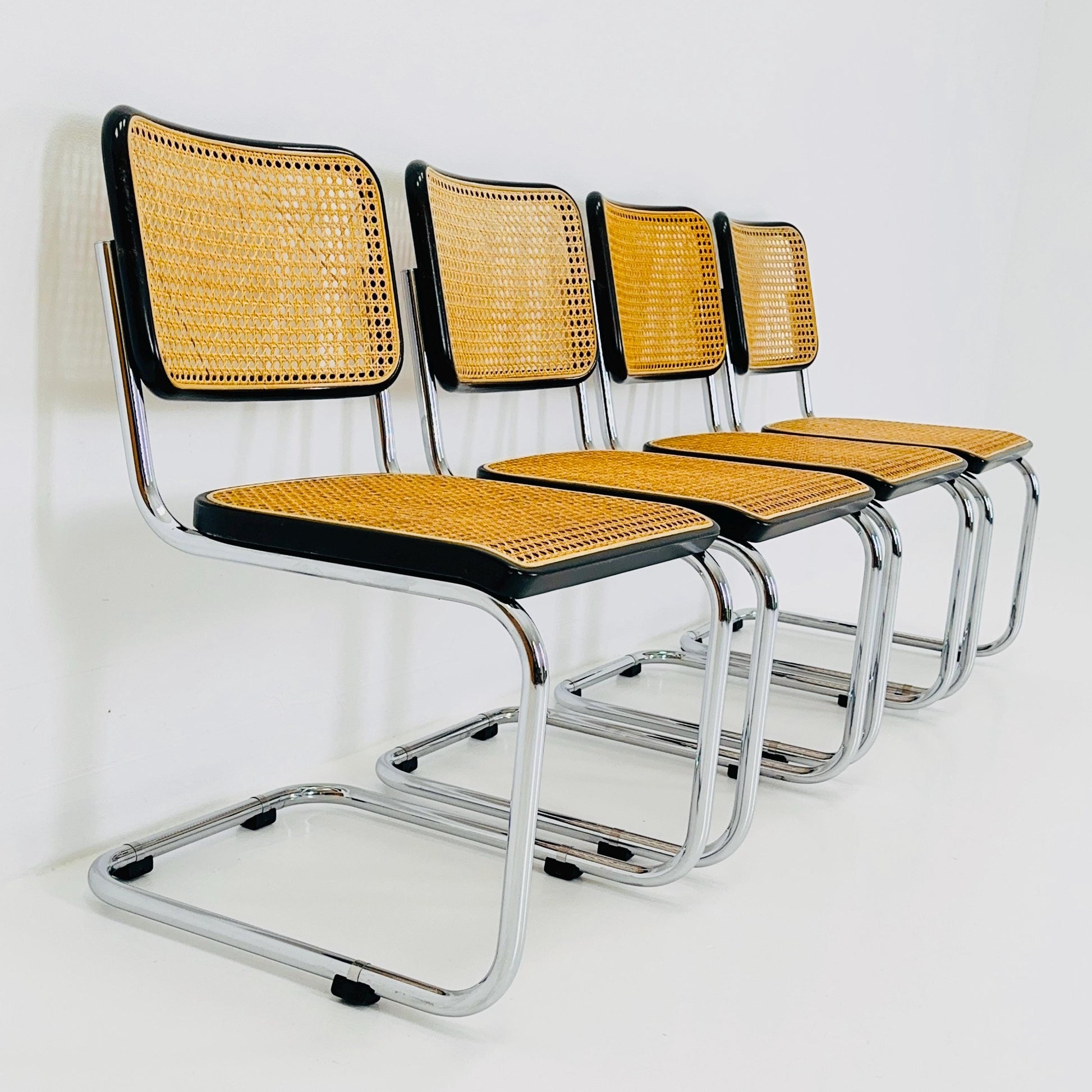 Set of 4 Mid Century Thonet S32 V Cantilever Chairs by Marcel Breuer, Wicker & Beech, Bauhaus Design Germany Thonet 1970s