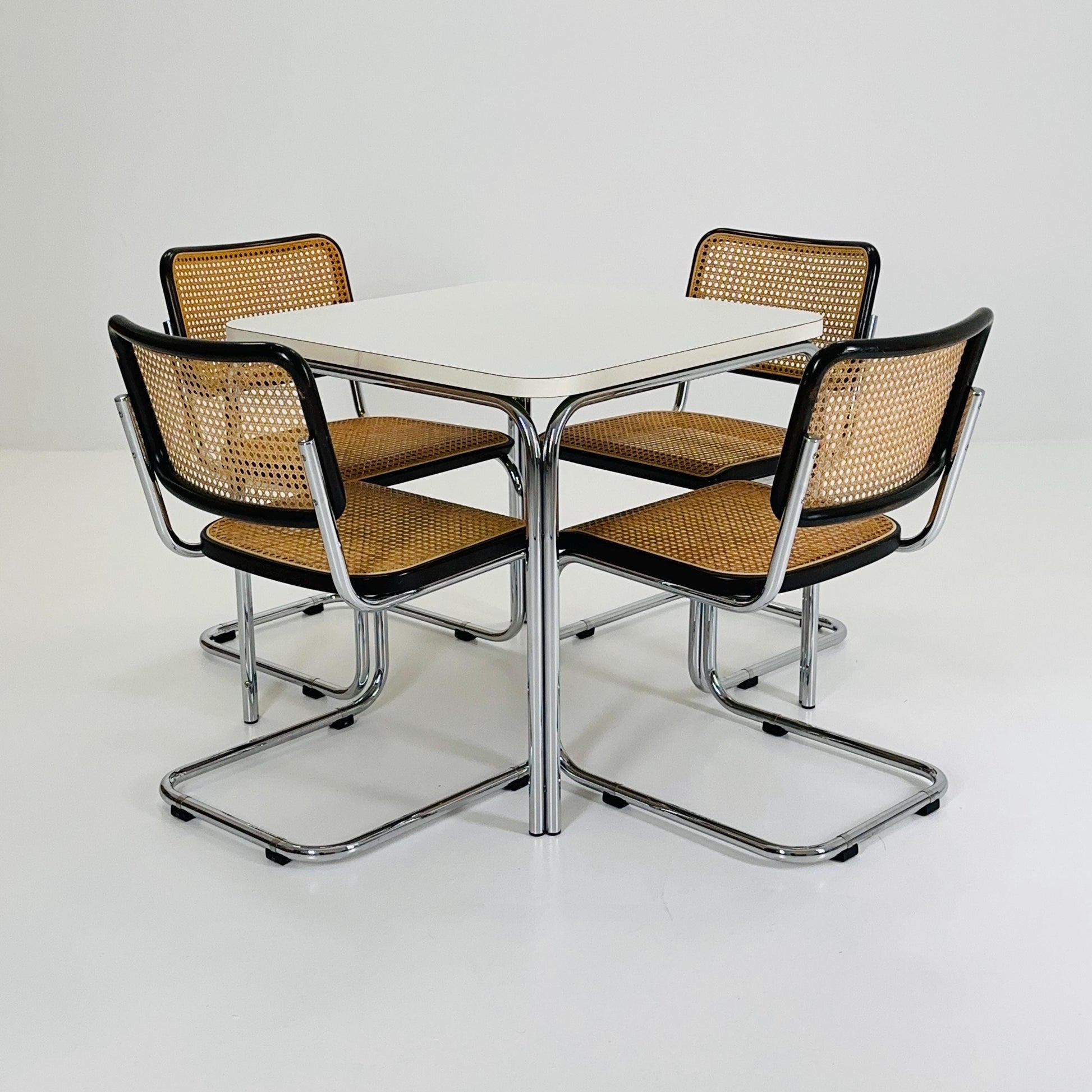 Set of 4 Mid Century Thonet S32 V Cantilever Chairs by Marcel Breuer, Wicker & Beech, Bauhaus Design Germany Thonet 1970s